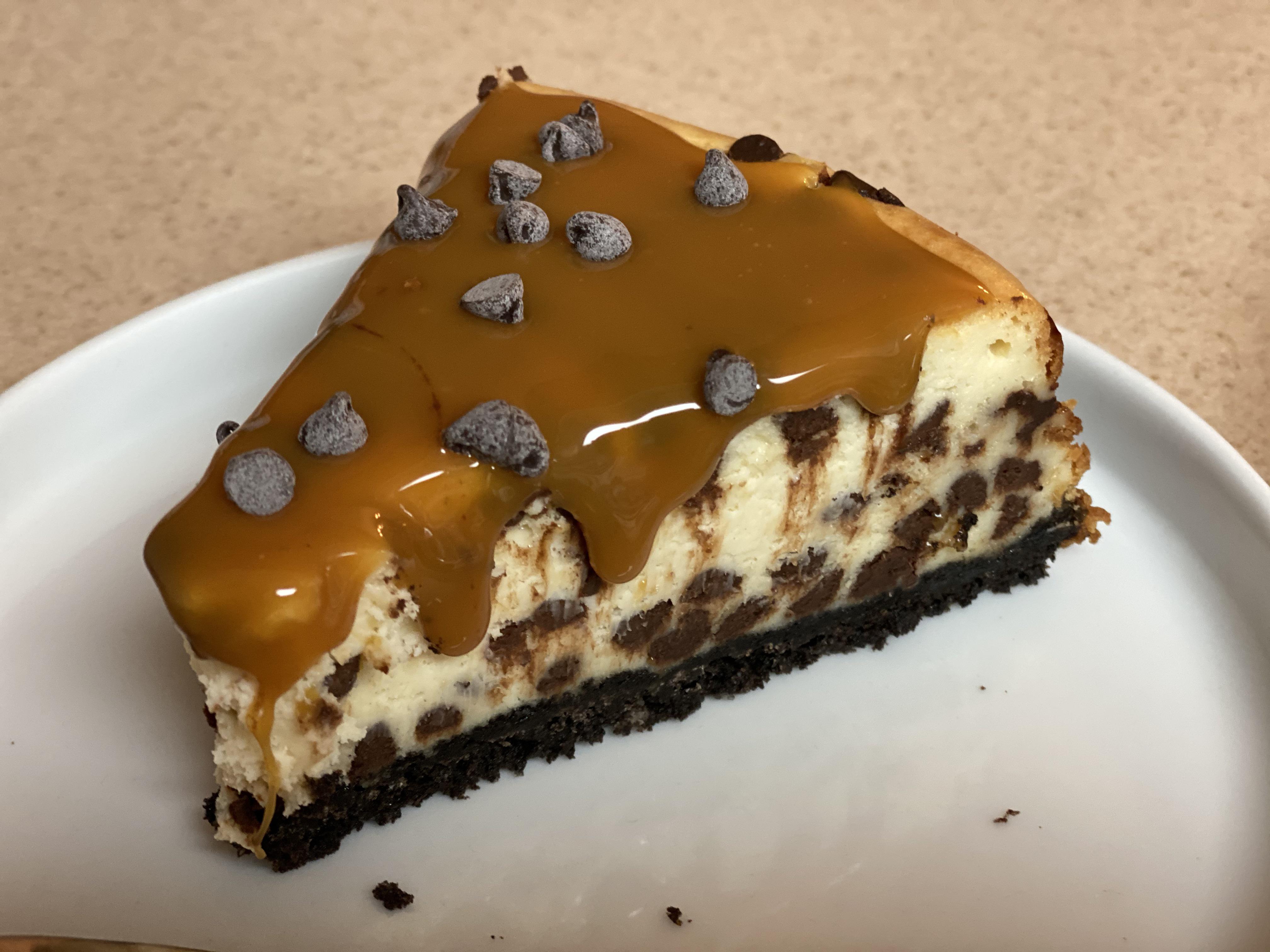 Salted Caramel Chocolate Chip Cheesecake r/DessertPorn