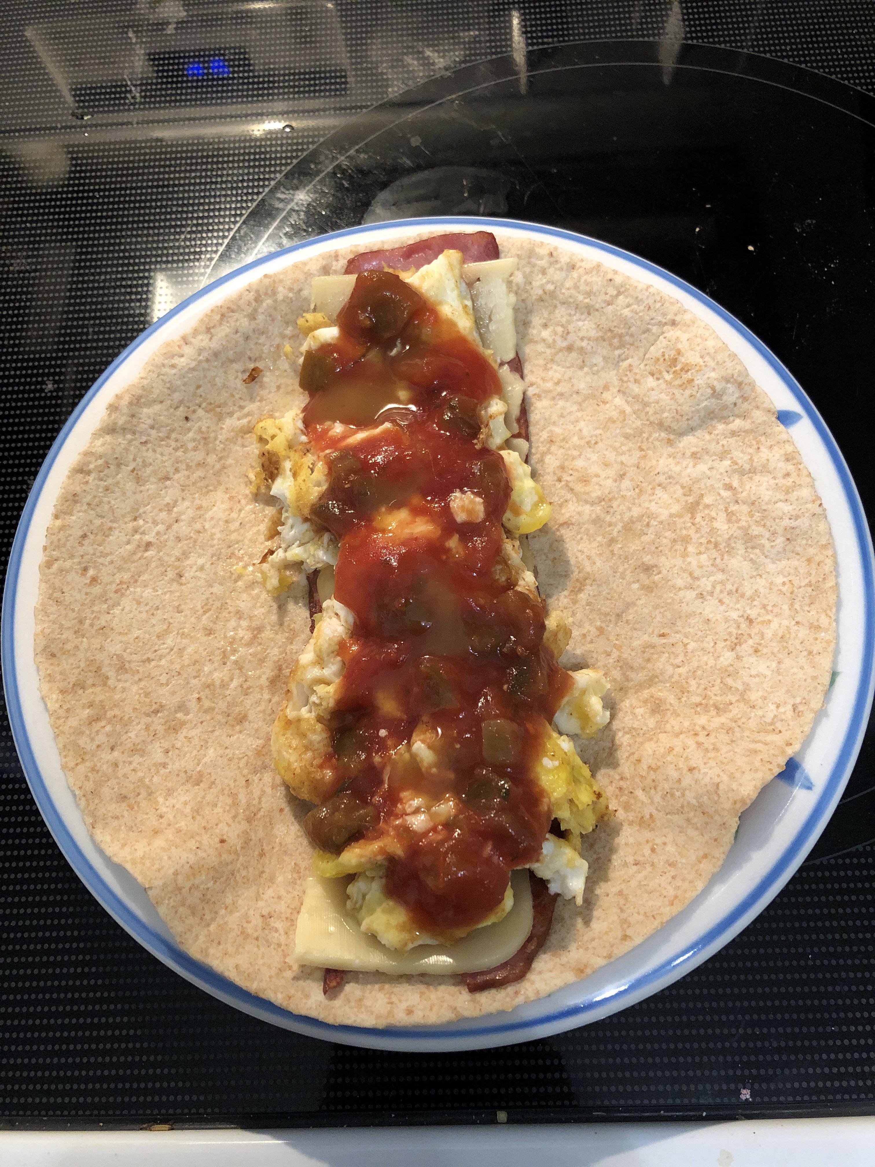 Breakfast burrito for 340cal 🙌🏻 Whole wheat wrap, turkey bacon, egg