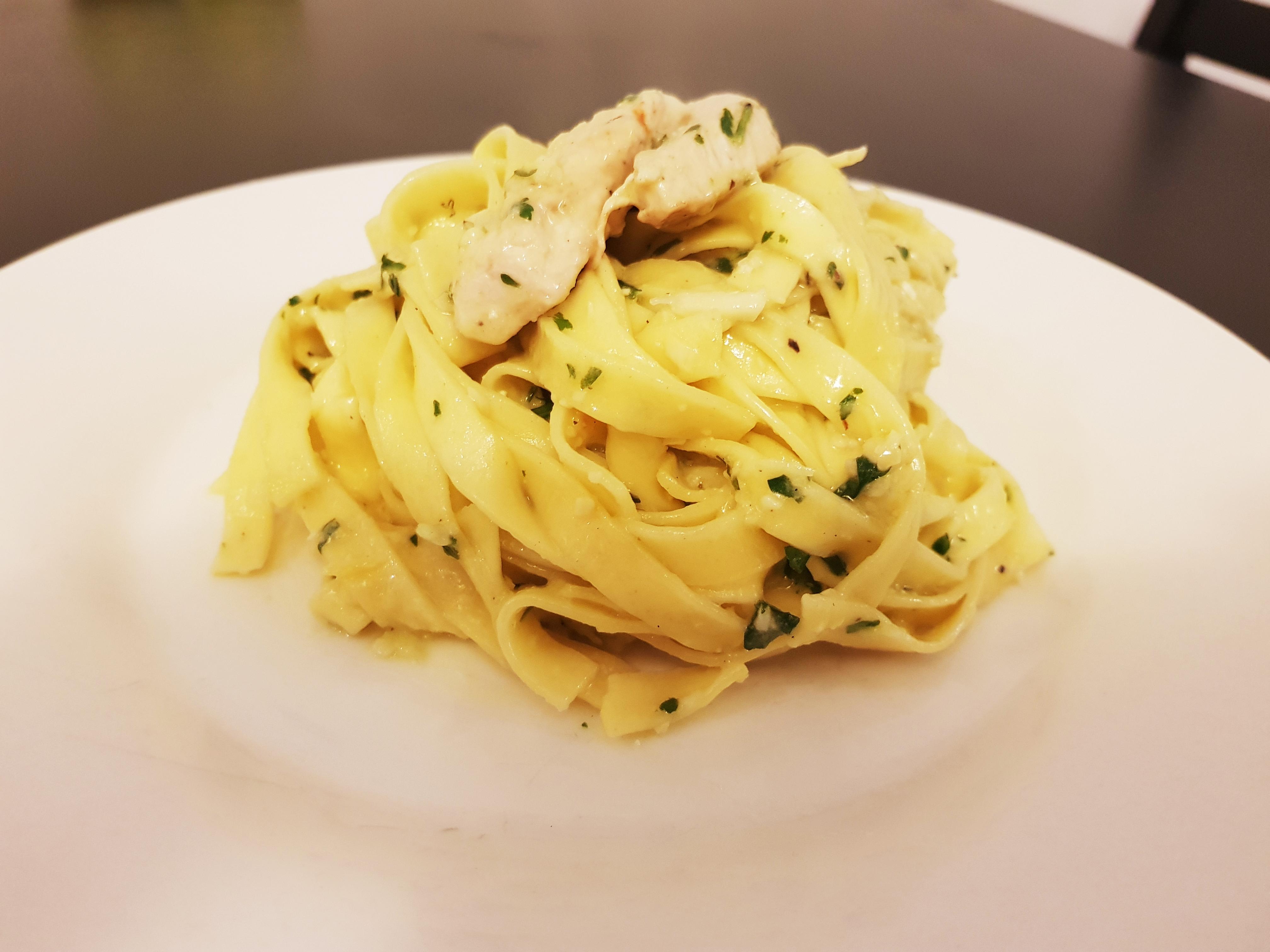 [Homemade] Parsley pesto tagliatelle with chicken and button mushrooms