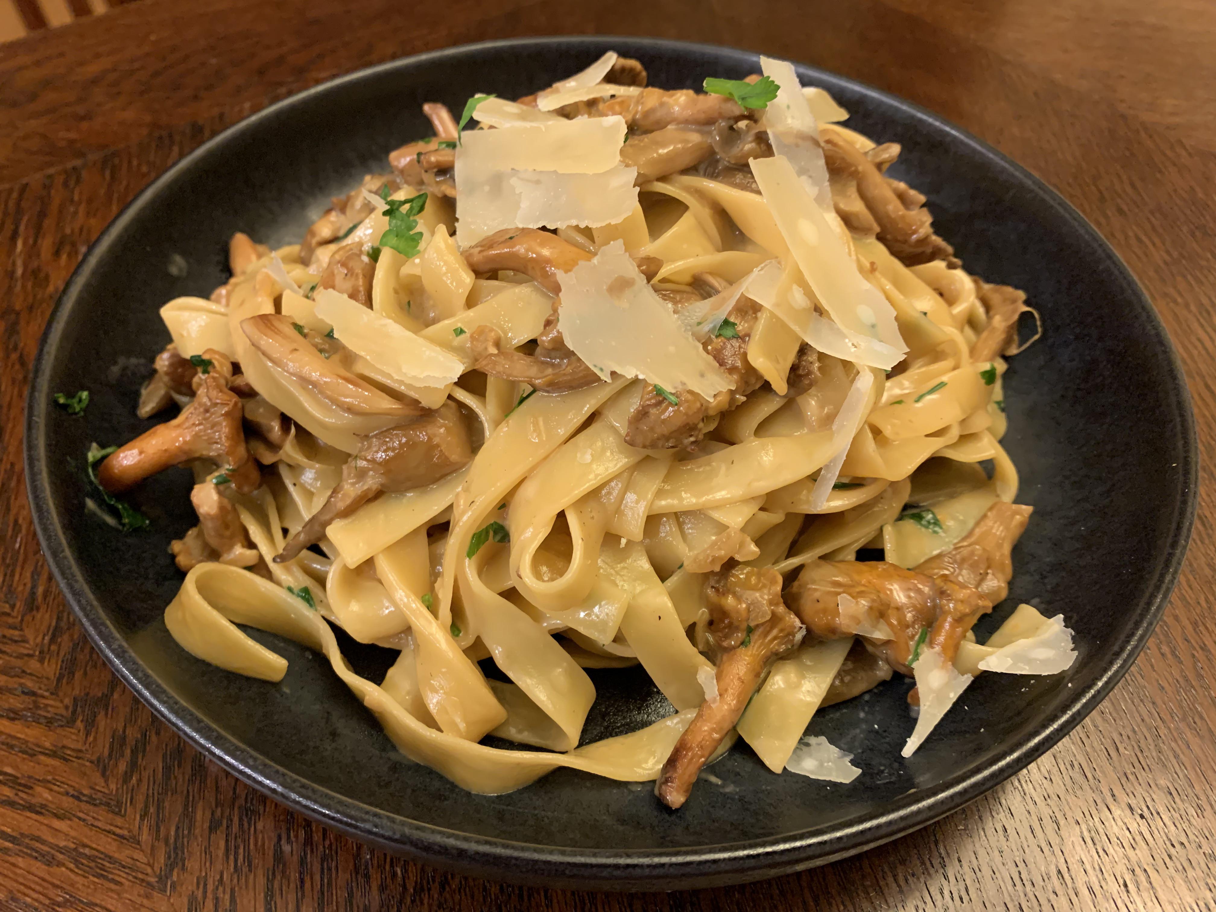 [homemade] Chanterelle and oyster mushroom tagliatelle r/food