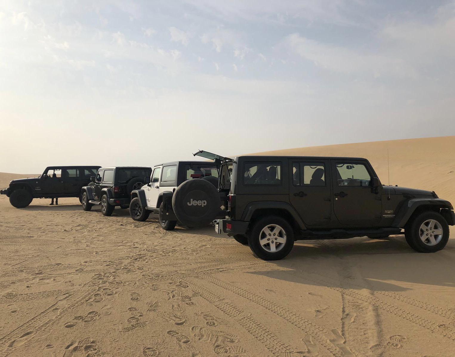Four Jeeps roaming the deserts of Kuwait. r/Jeep