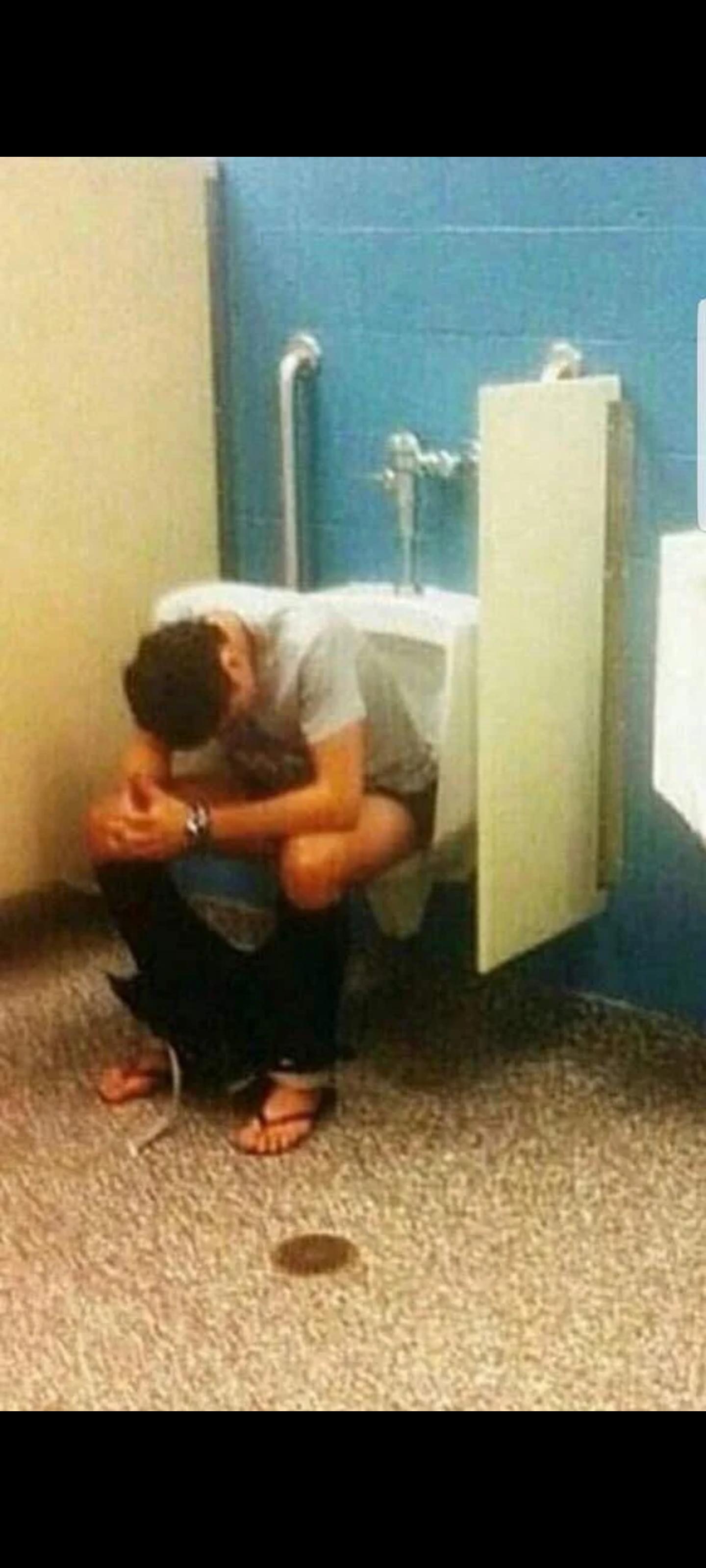 WHO made a dookie in the urinal?? r/southpark