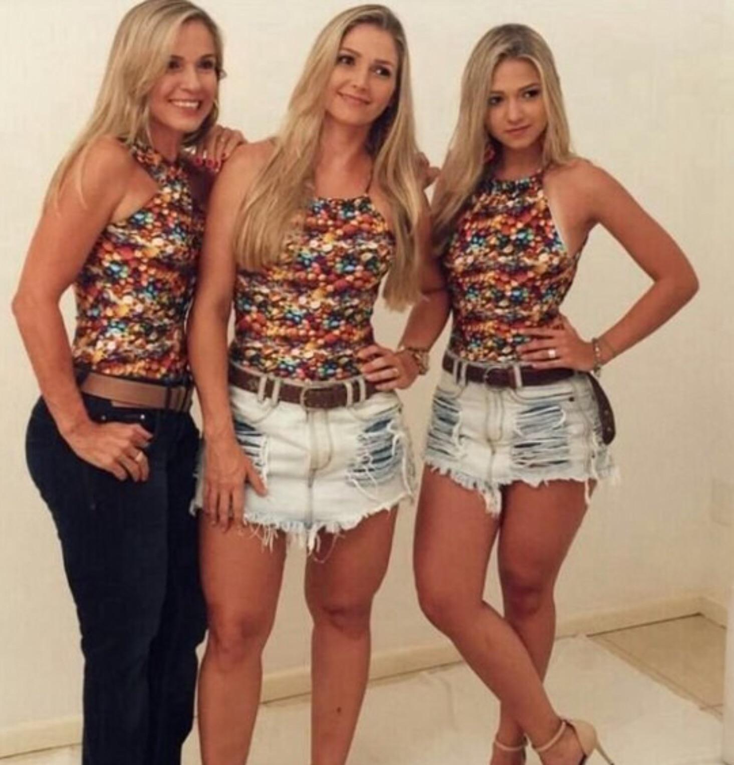 Mom and two daughters : pics