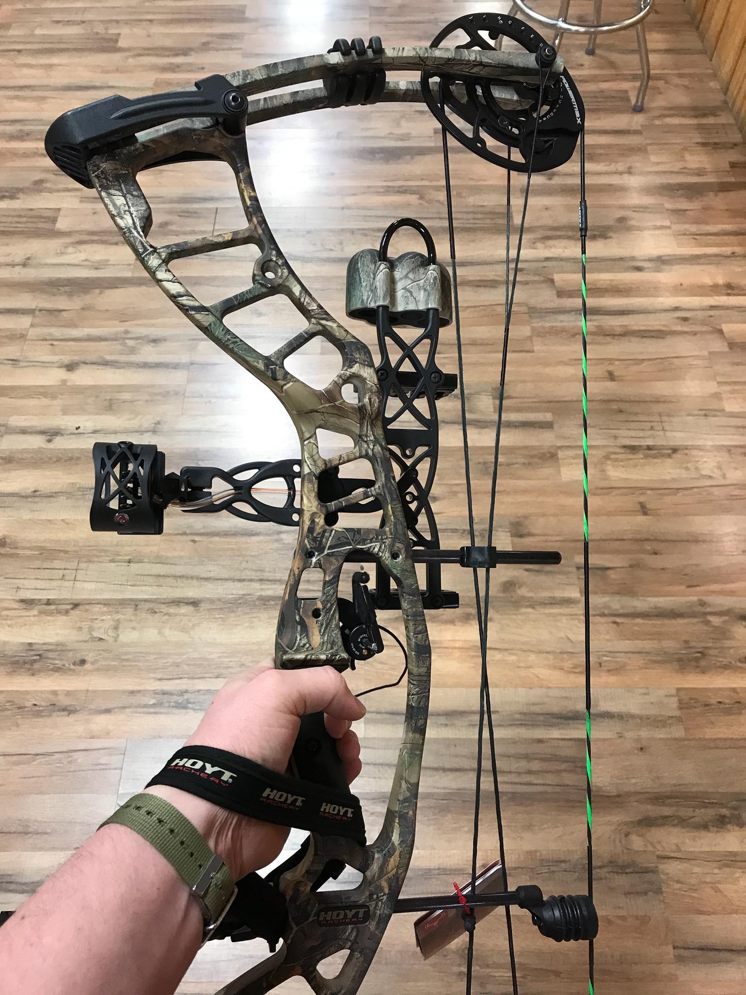 √ Old Hoyt Compound Bow Alumn Photograph