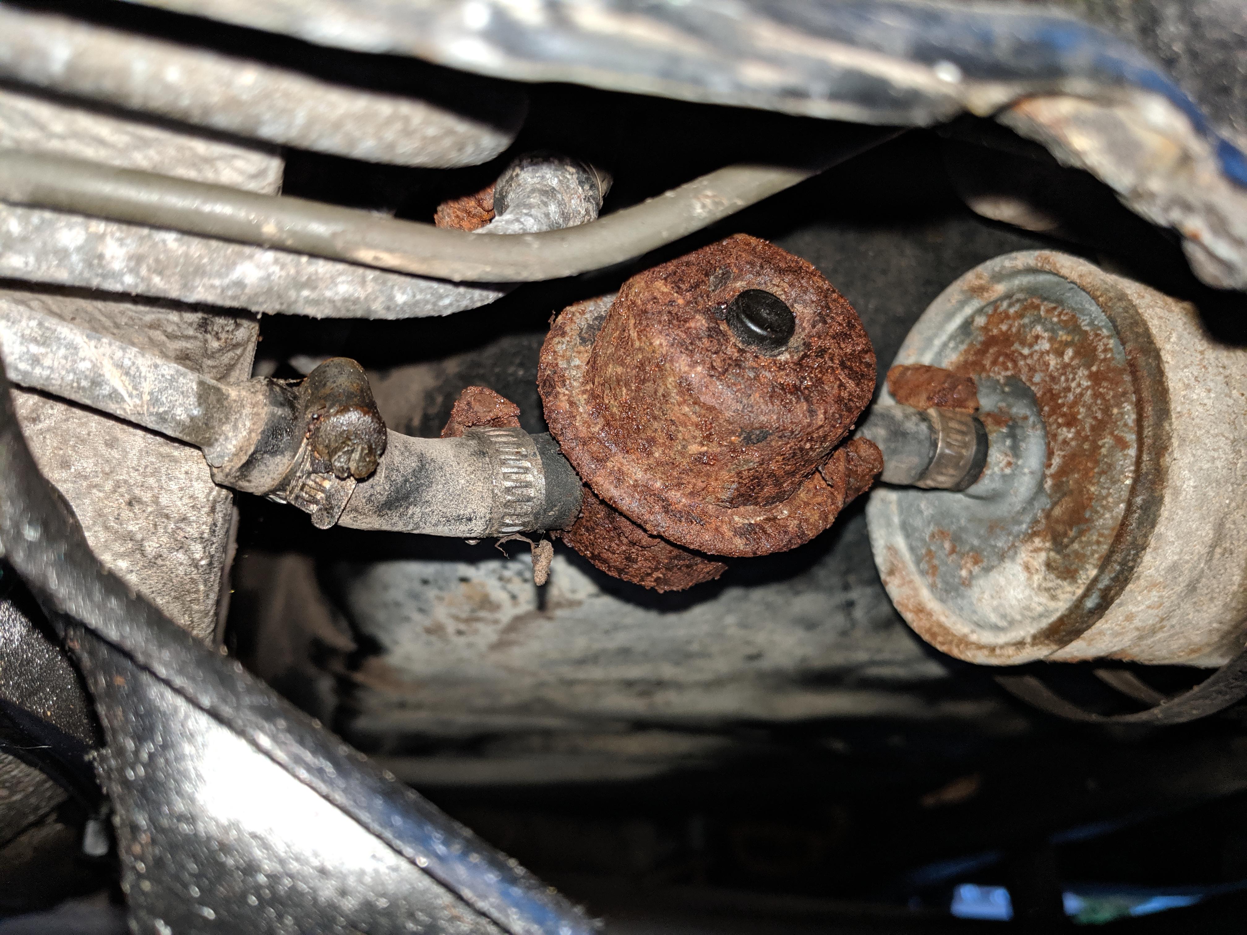 What is this rusty part (right behind the fuel filter) on my brothers