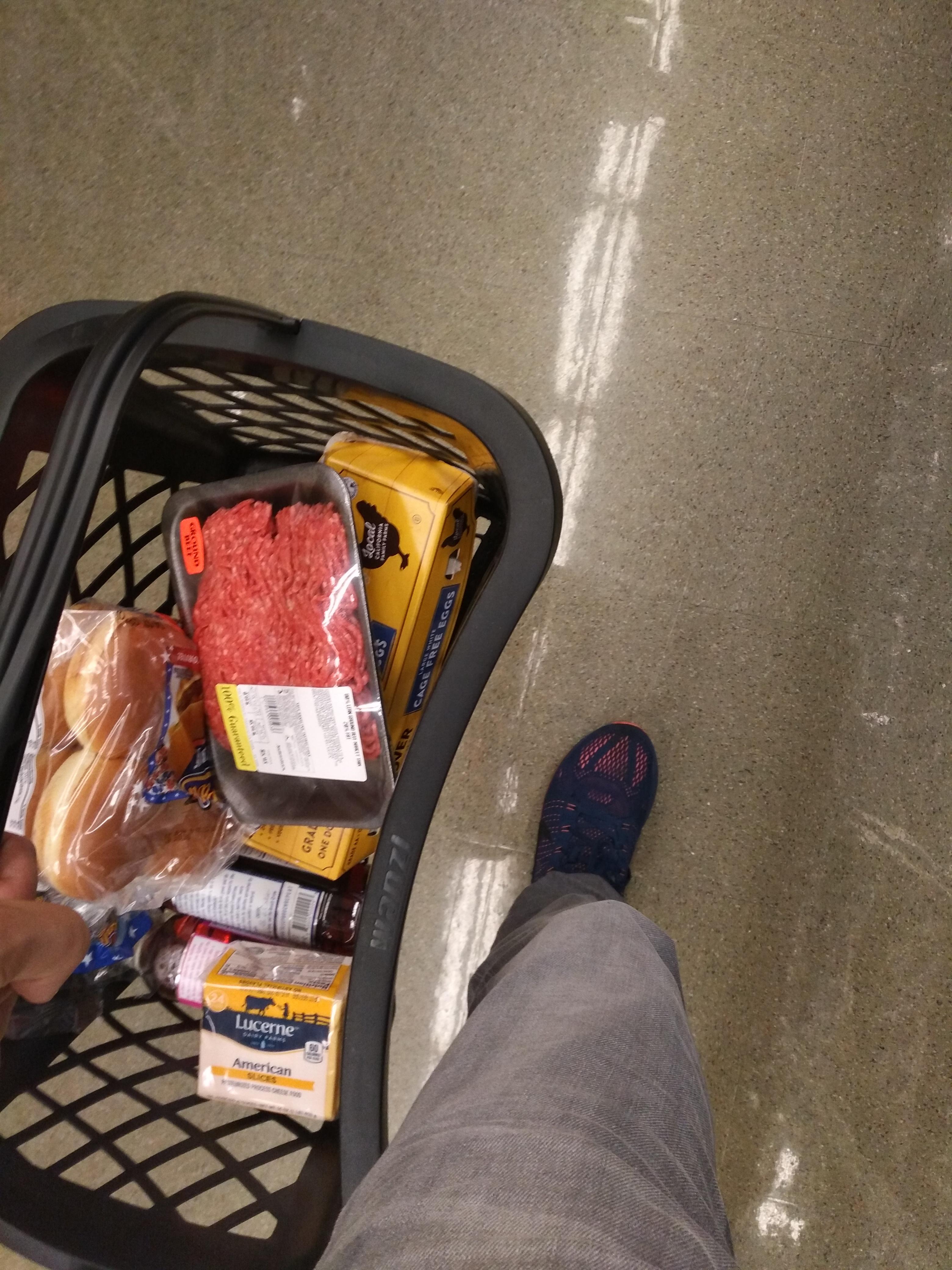 This hand basket makes it easier to walk while you carry it. r