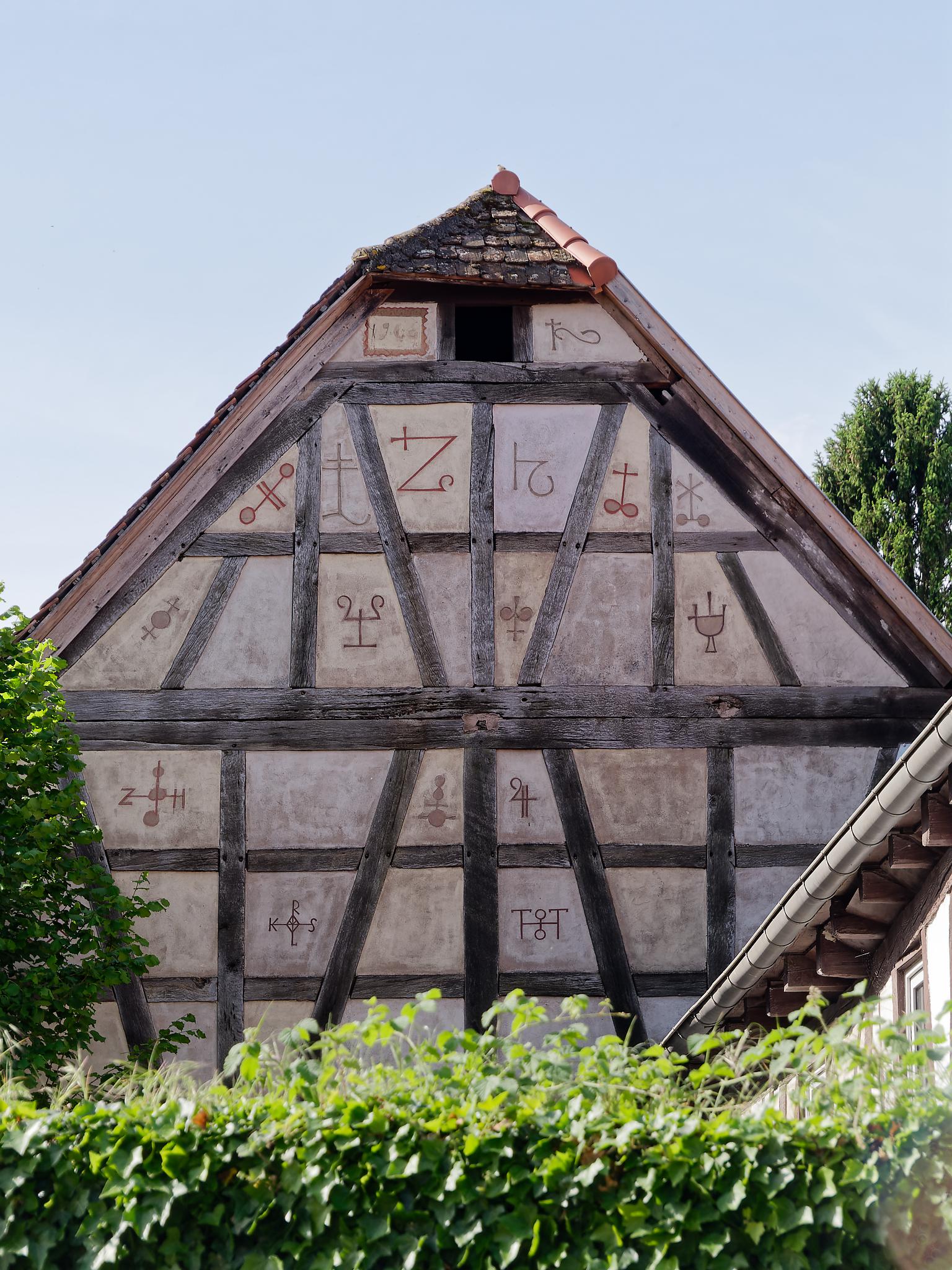 I came across this old farm yesterday, visiting relatives in