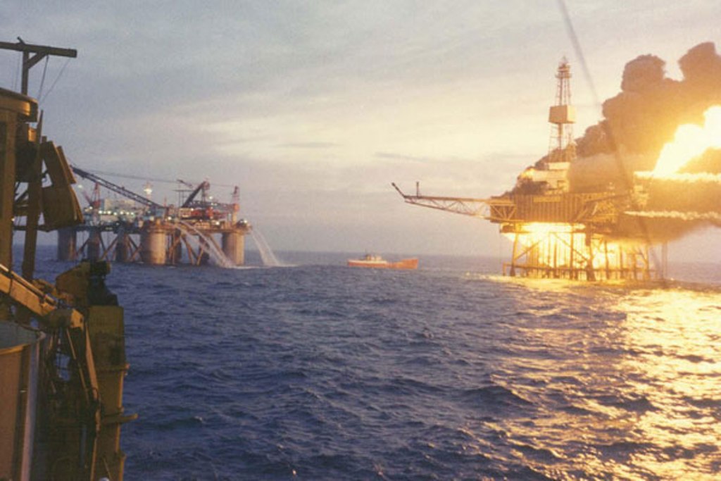 Disaster hits 120 miles out the Piper Alpha platform, North Sea, 1988