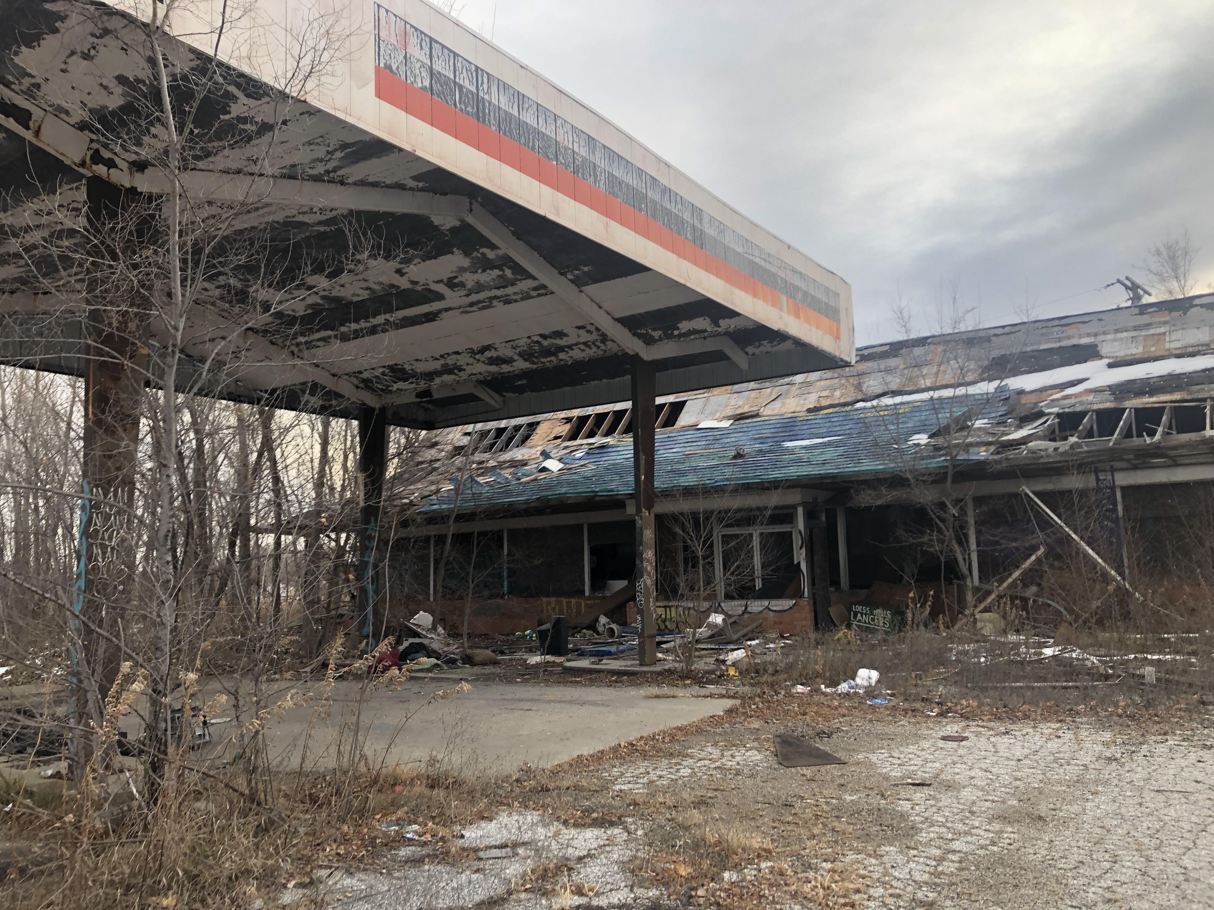 Gas station just off interstate 29, River Sioux Iowa. r/AbandonedPorn