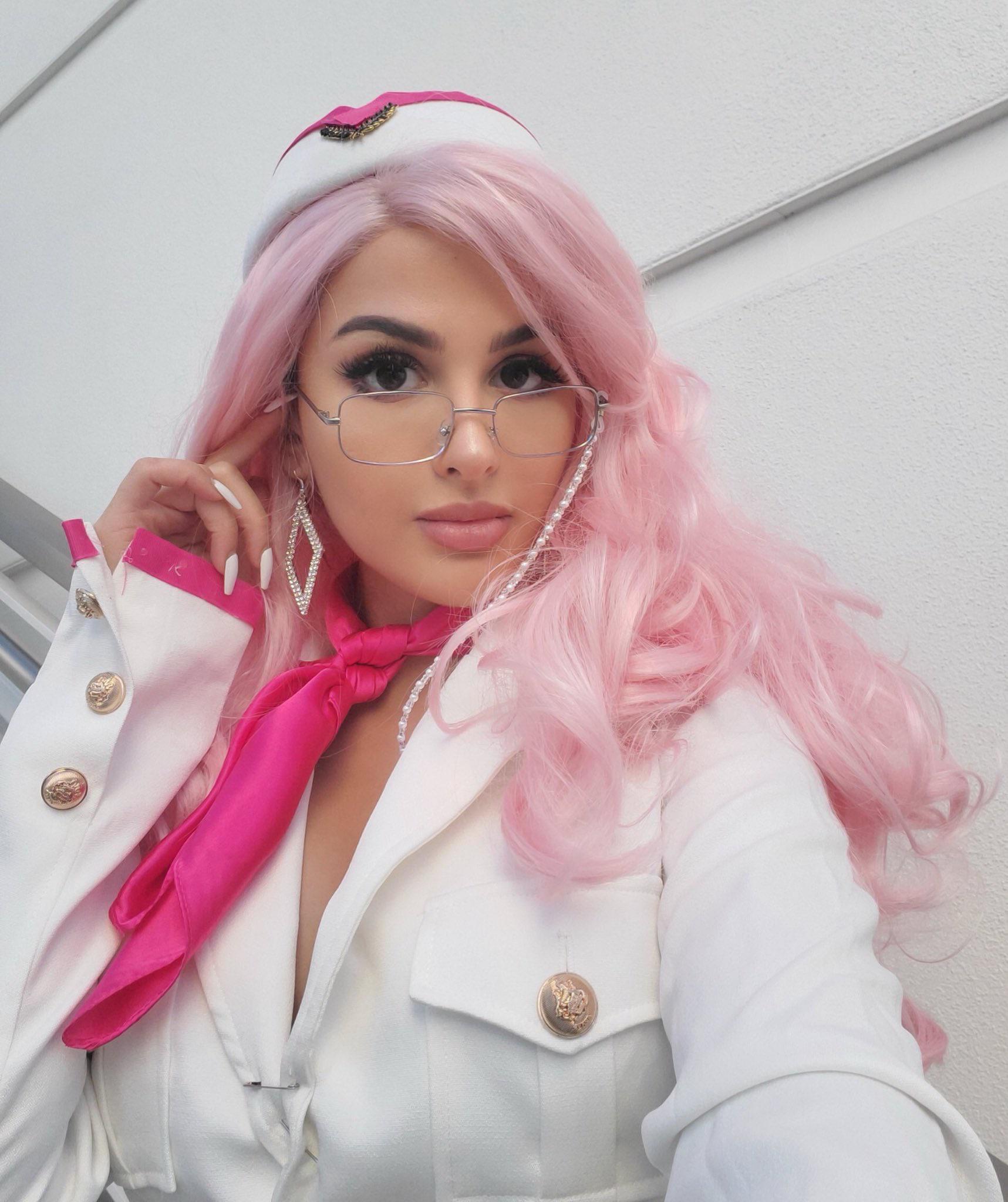 Sssniperwolf cosplays