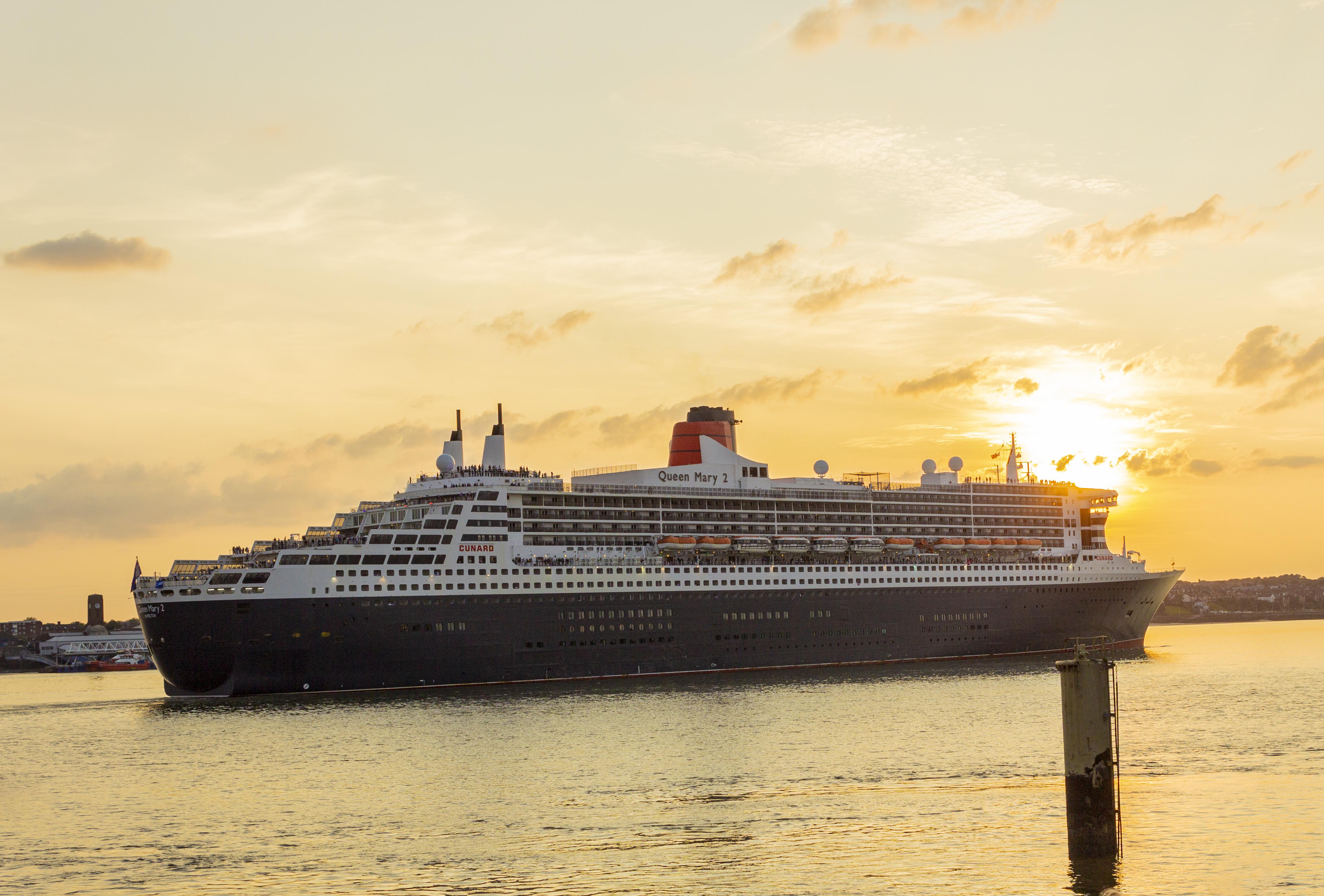 The largest ocean liner ever built The Queen Mary 2 leaving the