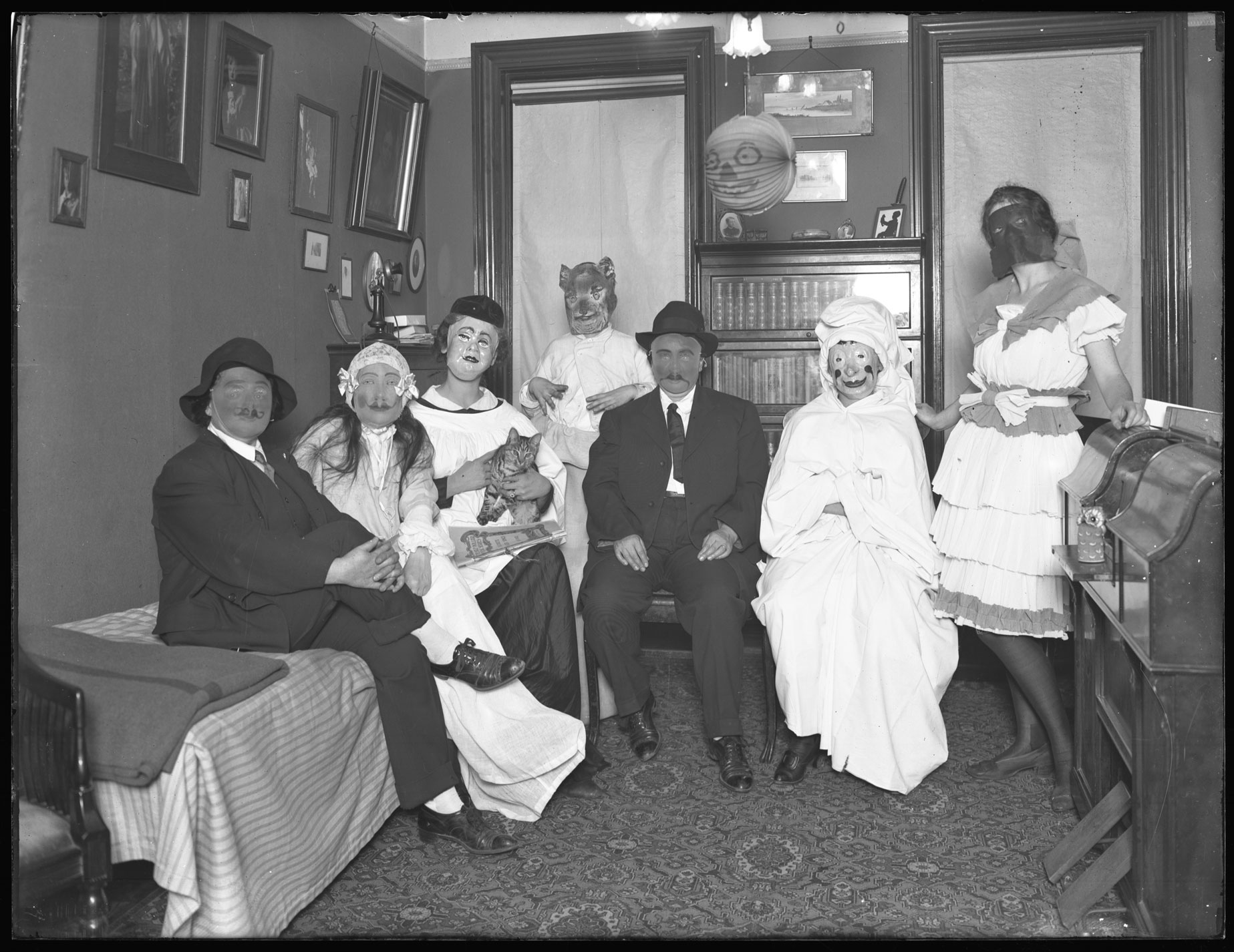 Halloween Party c. 1916 r/TheWayWeWere