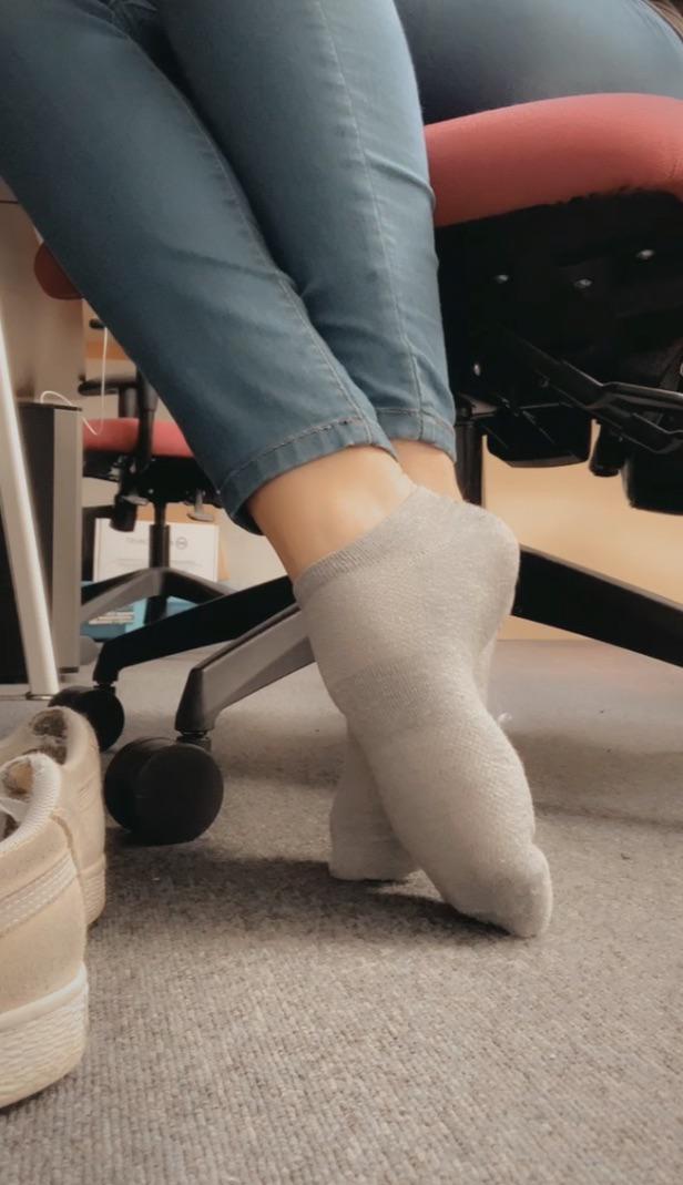 Love taking my shoes off at work🤫 r/PublicFeetPics