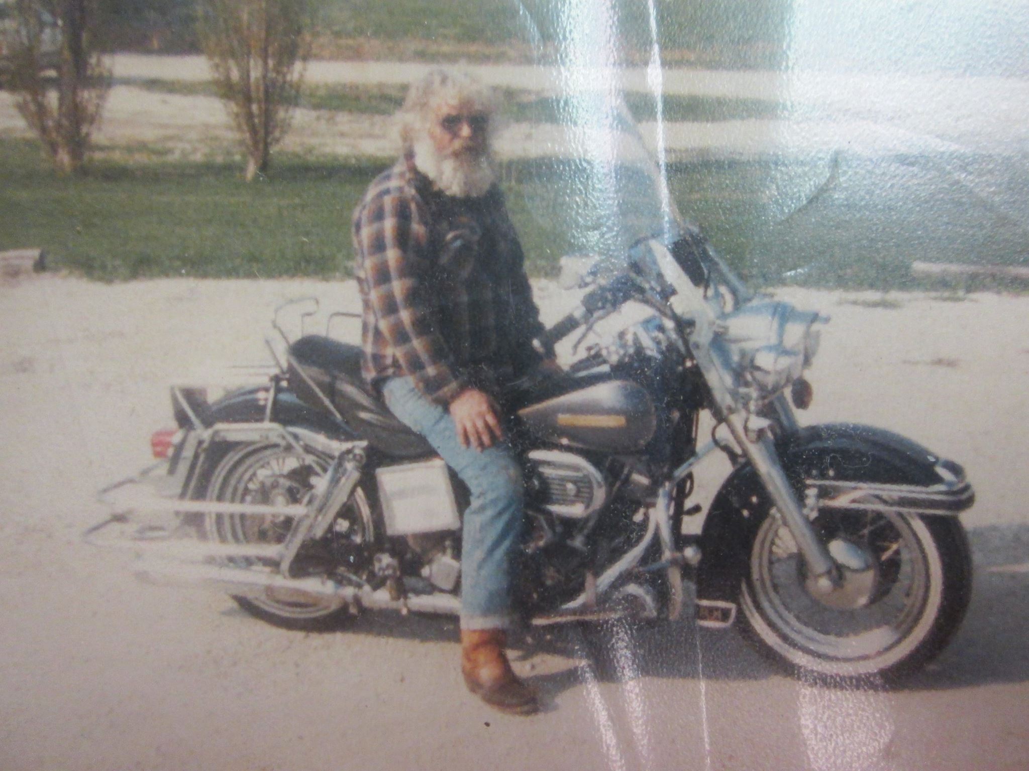 My Grandpa on his Harley Bike 1986 r/OldSchoolCool