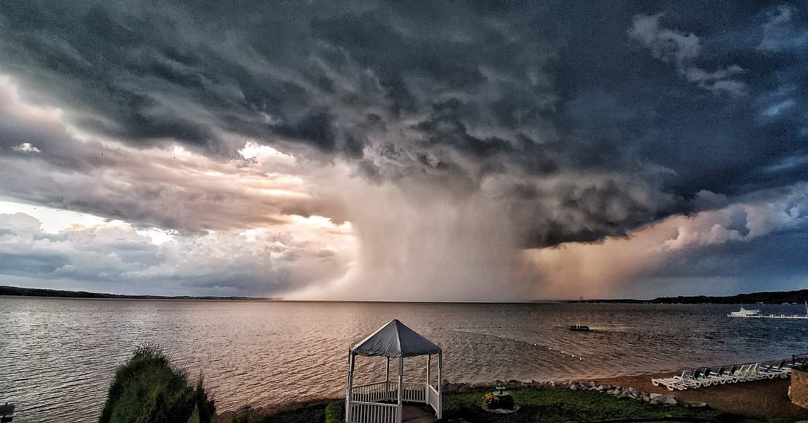 Storm coming in on Lake Michigan r/pics