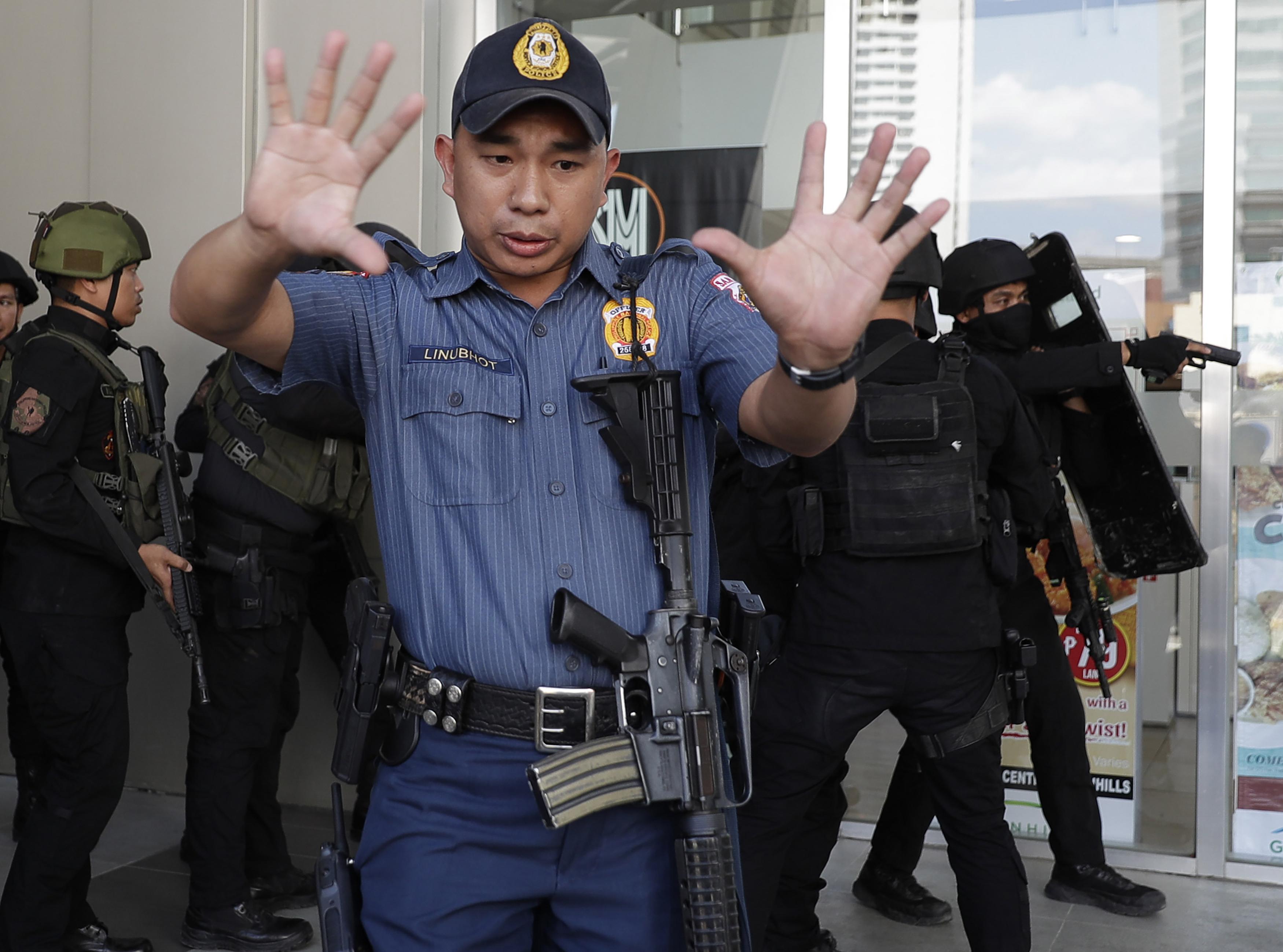 Philippines. Philippine Police Officer tries to hold off eager