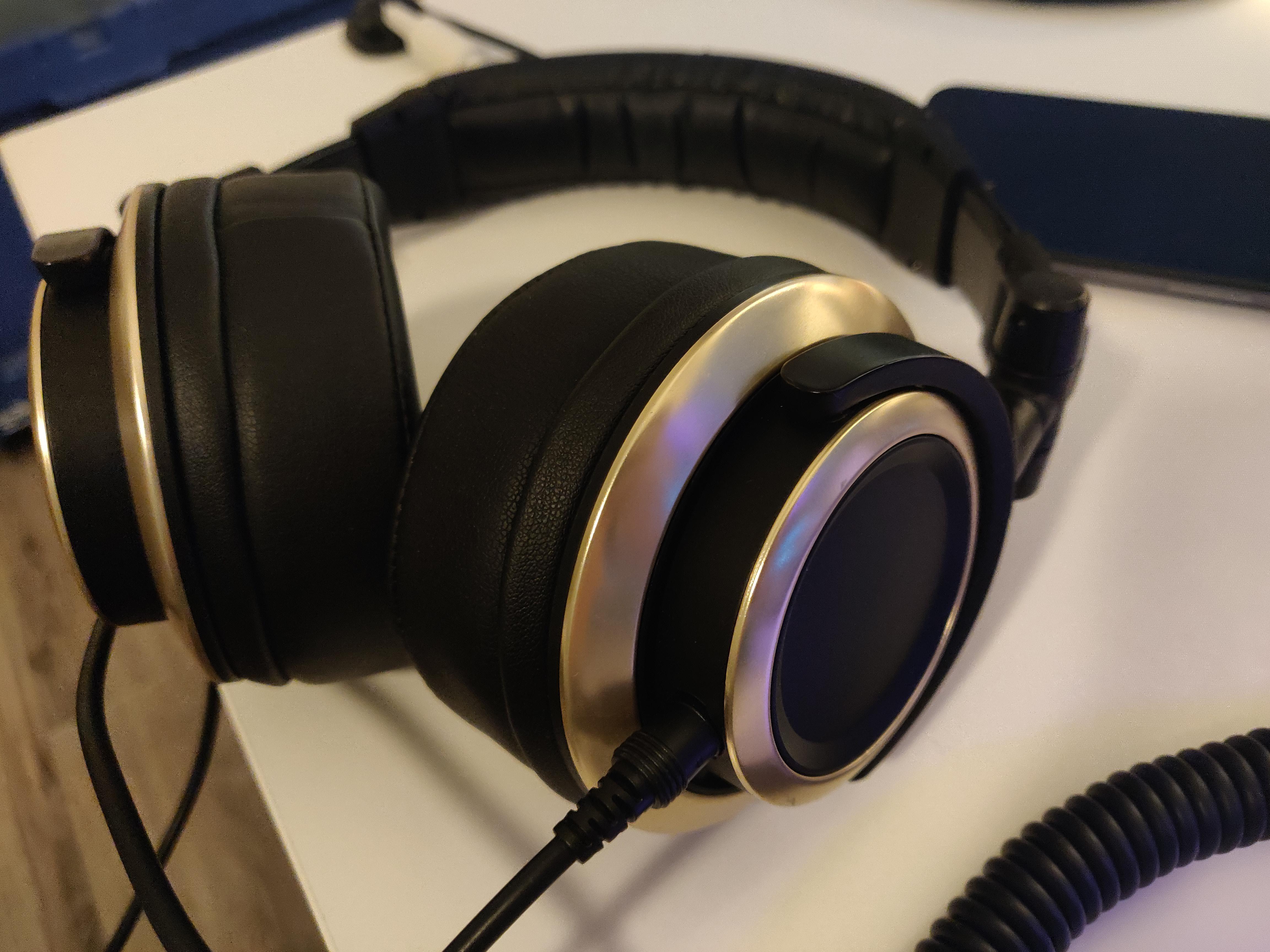 Trying to ID these headphones so I can find a compatible replacement