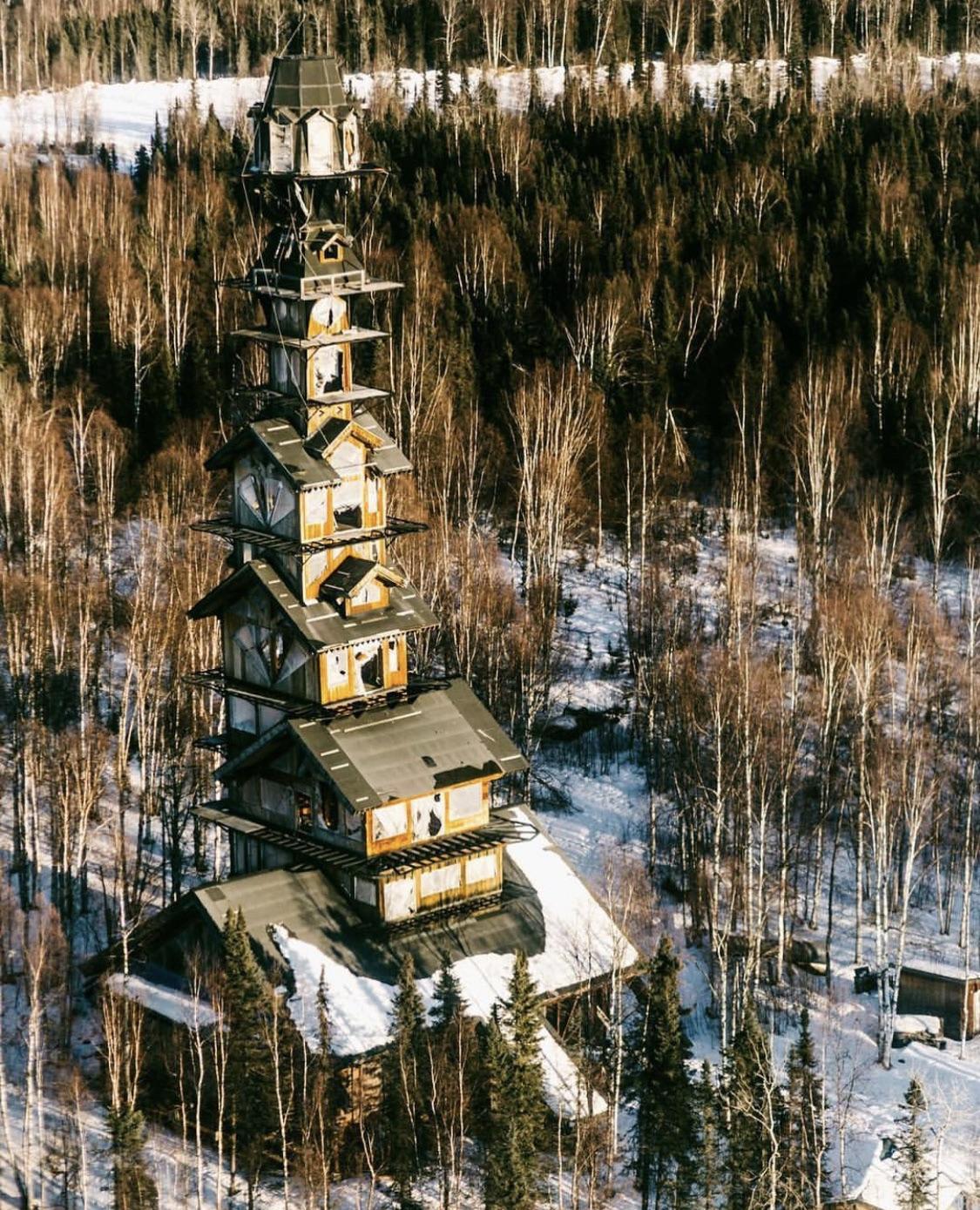 “Dr. Seuss” house in Willow, Alaska r/evilbuildings