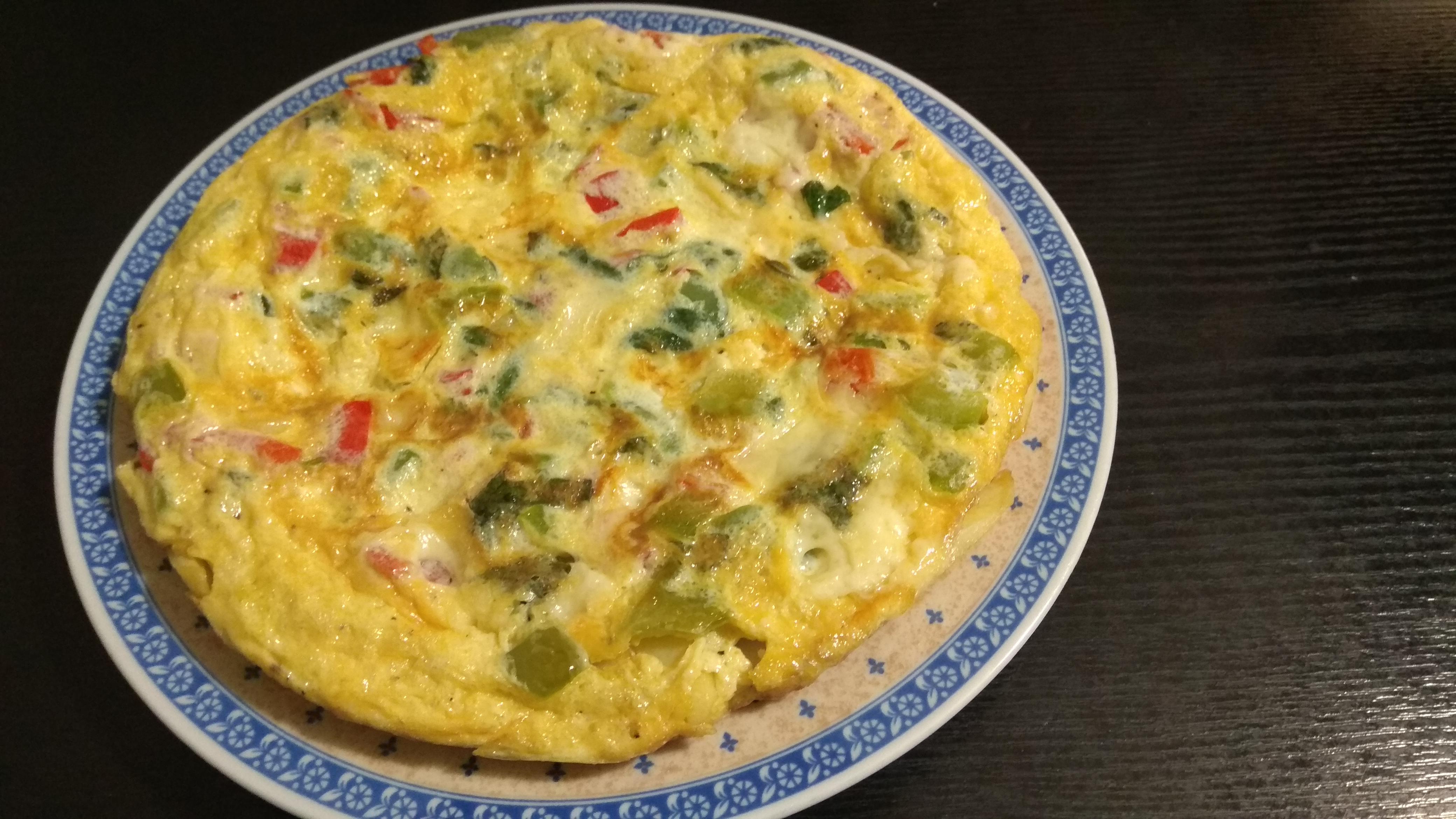 [HOMEMADE] Omelette with potatoes, cheese, peppers, peppermint r/food
