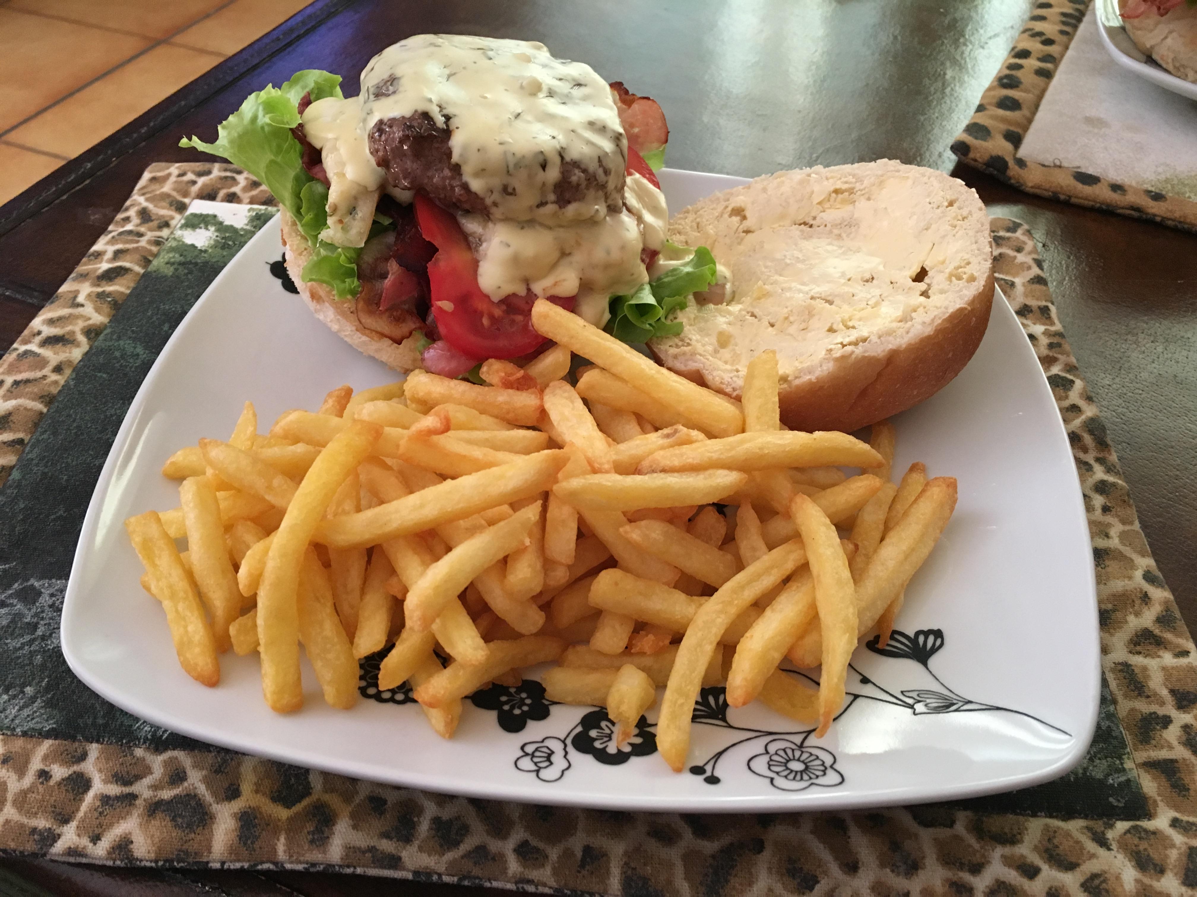 [Homemade] Bacon Raclette & Bernaise burger with Chips food