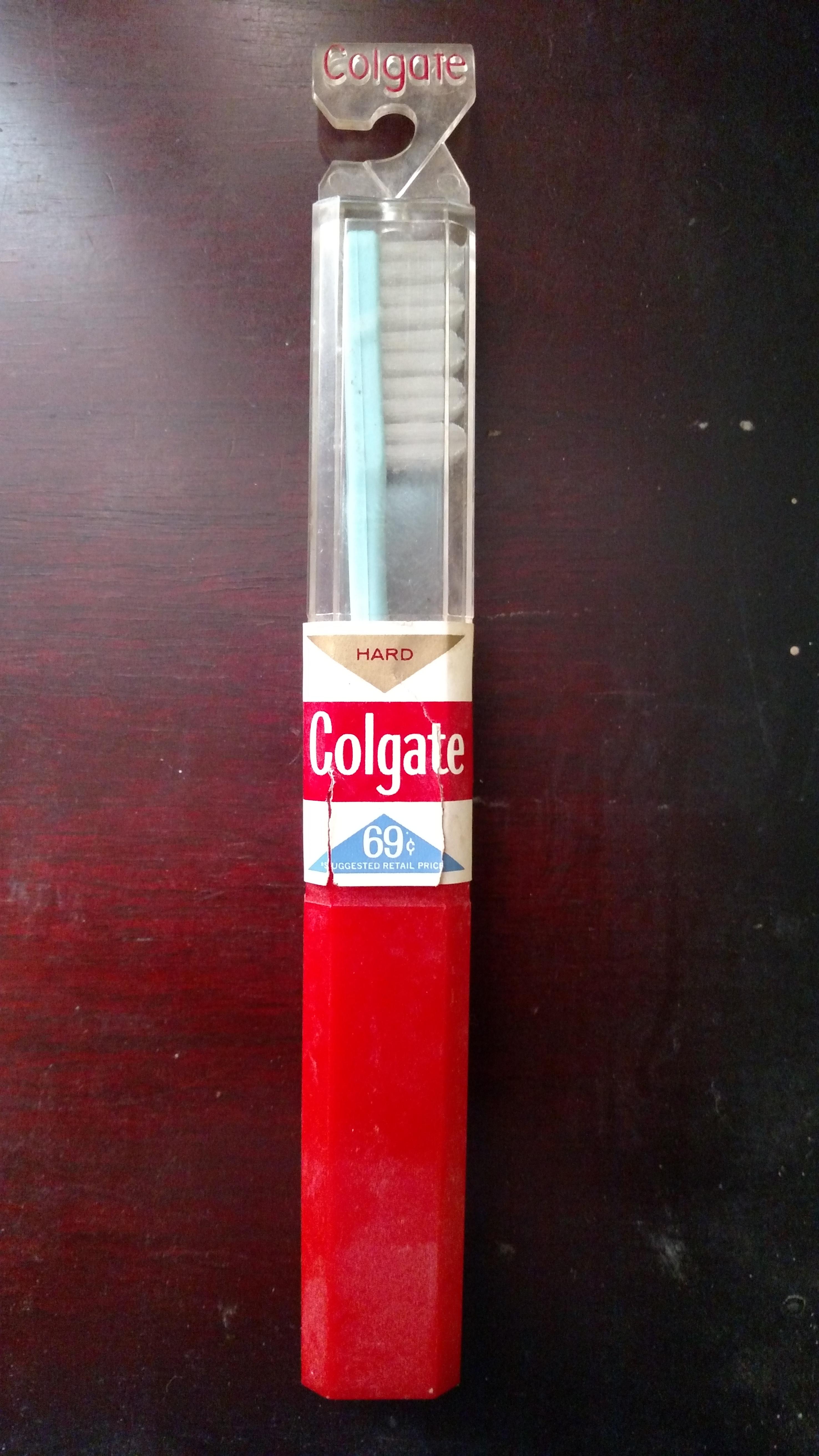 This vintage Colgate toothbrush. r/mildlyinteresting