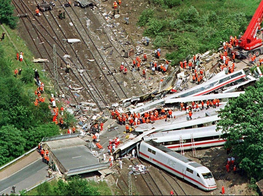 Train accident Eschede, June 3, 1998, The train derailed at 200 km/h