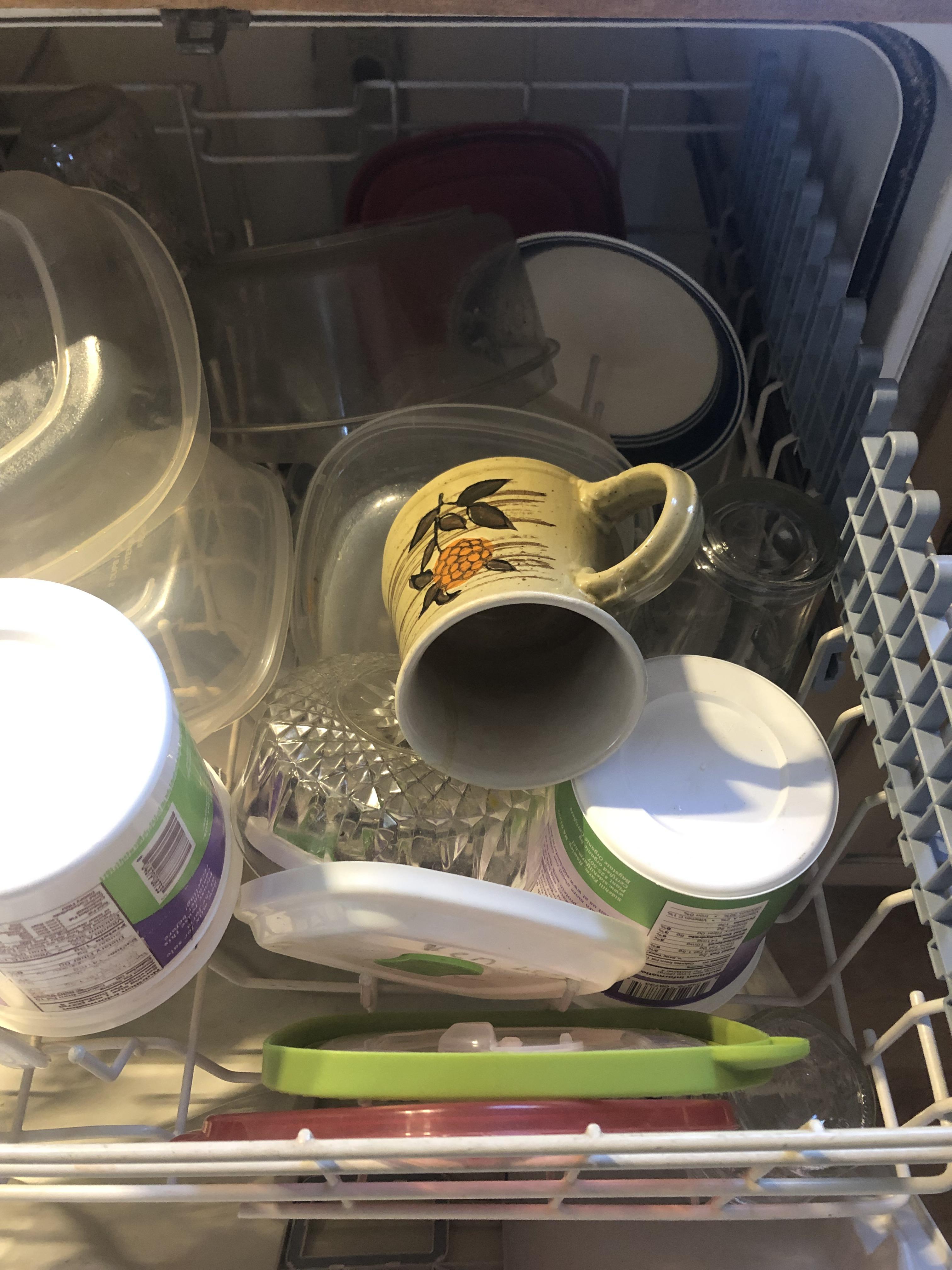 My roommate’s awesome dishwasher skills r/mildlyinfuriating