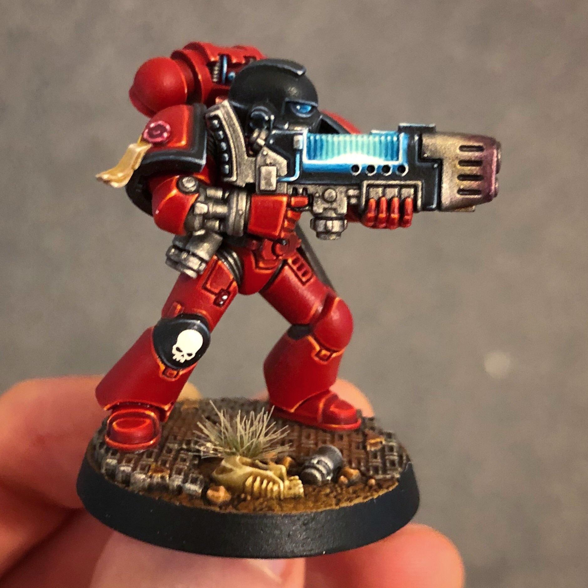 And calling the Blood Angel done! First attempt at painting OSL, wanted
