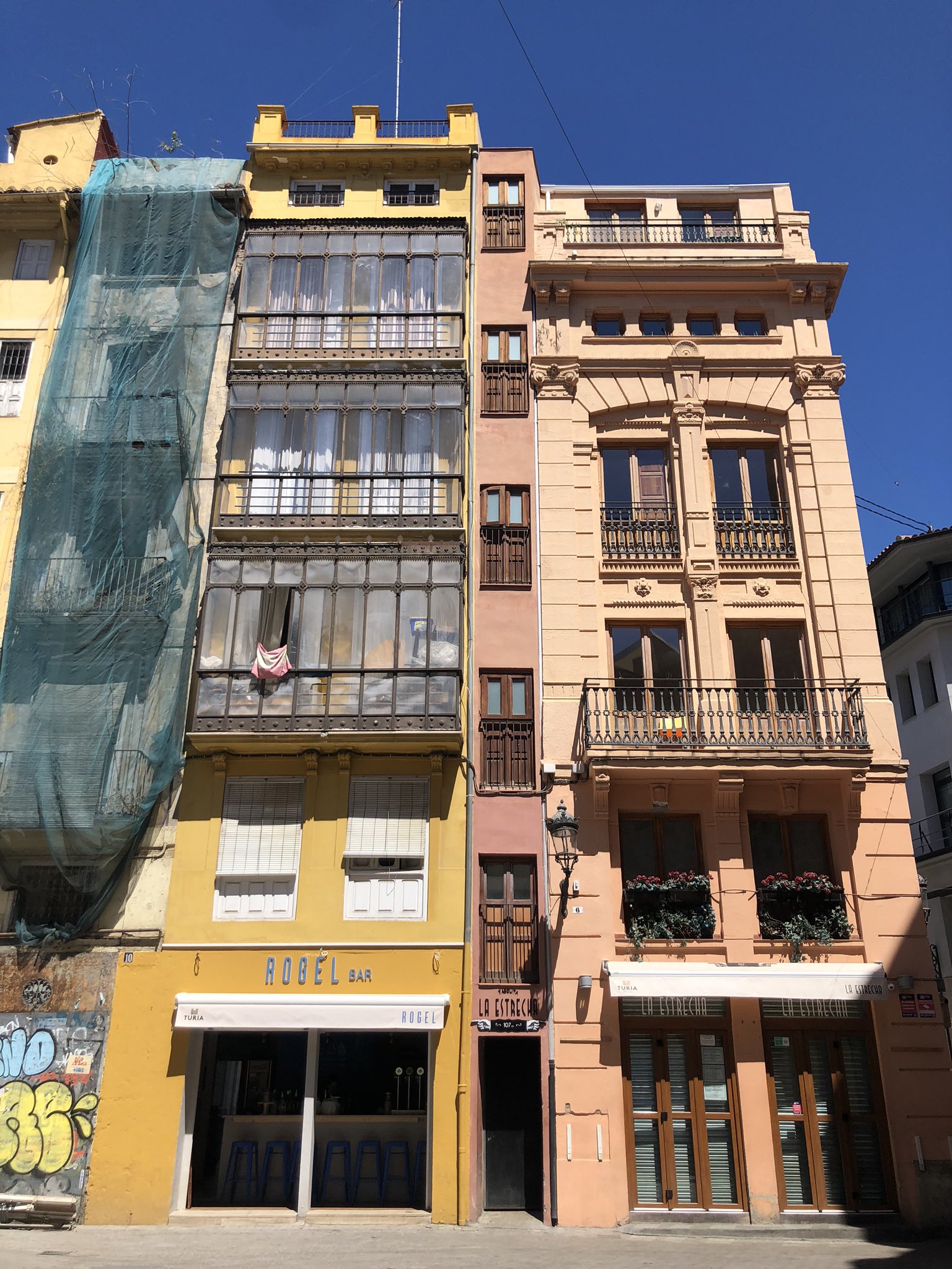 A 107 cm narrow house in València, Spain r/mildlyinteresting