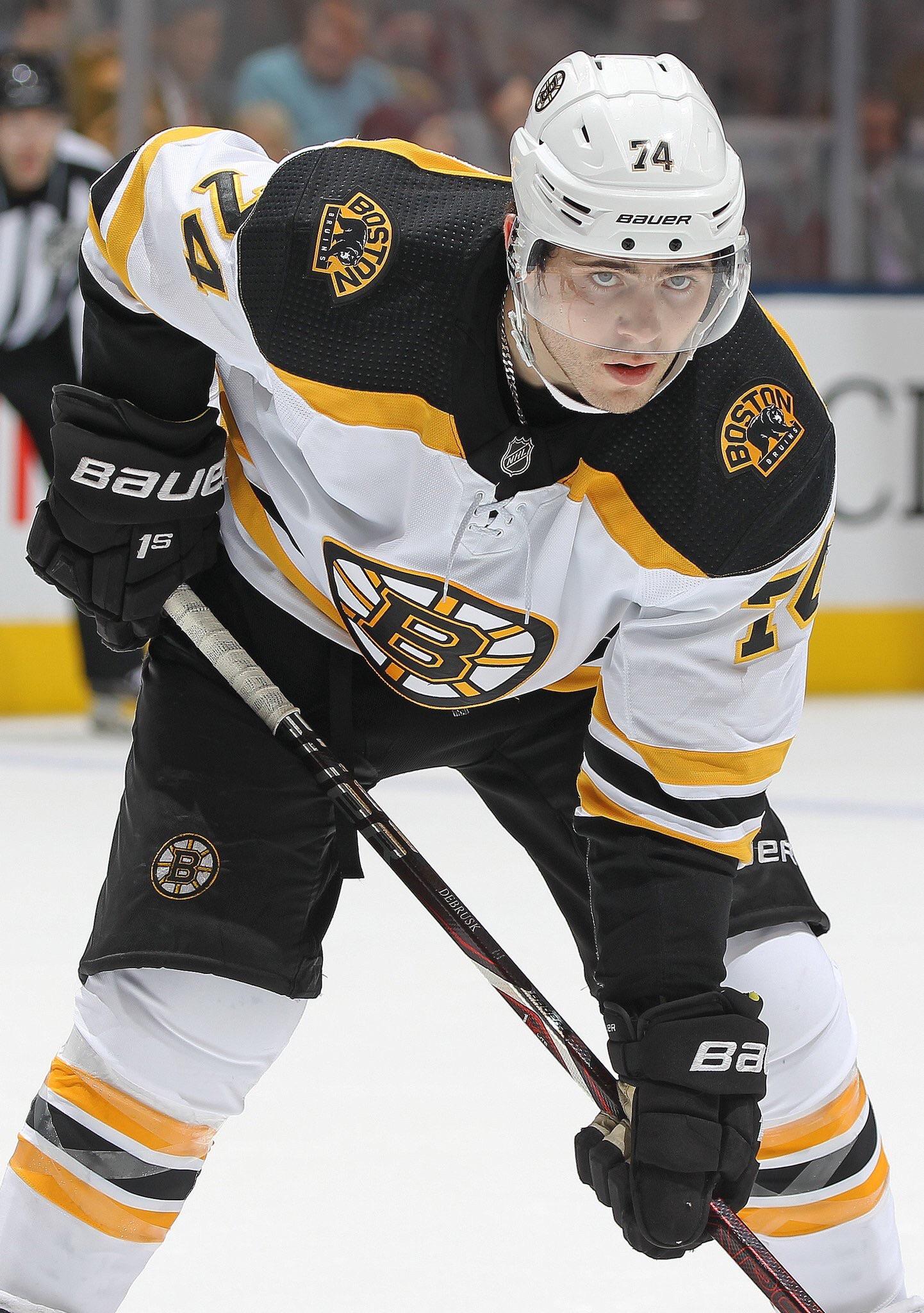 I love when you can see their necklaces during play r/BostonBruins