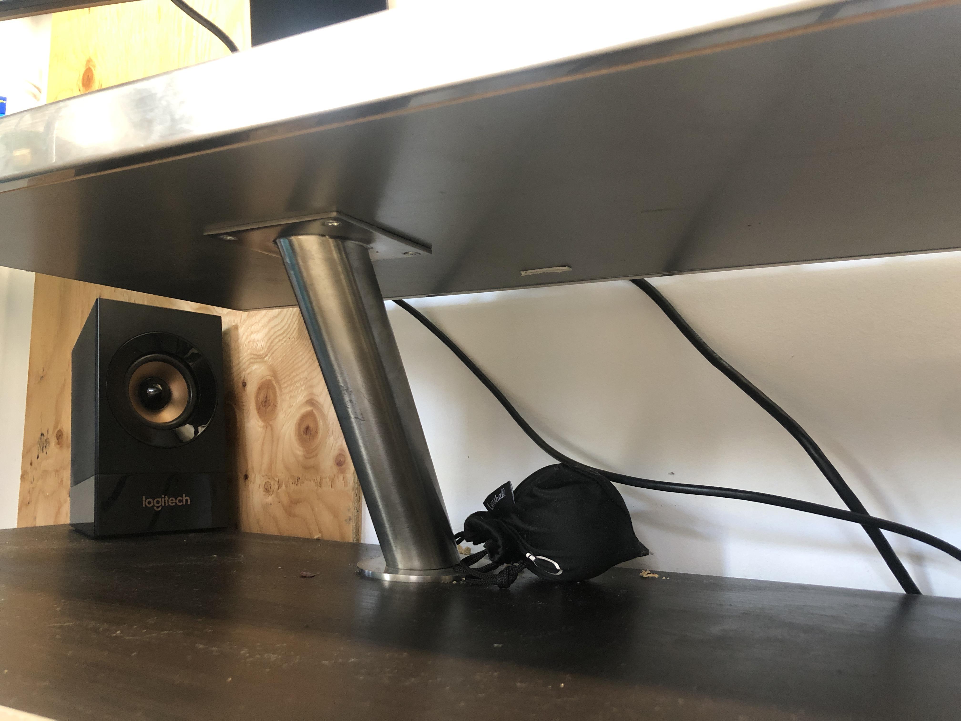 I found this shelf behind my apartment anyone know what these legs