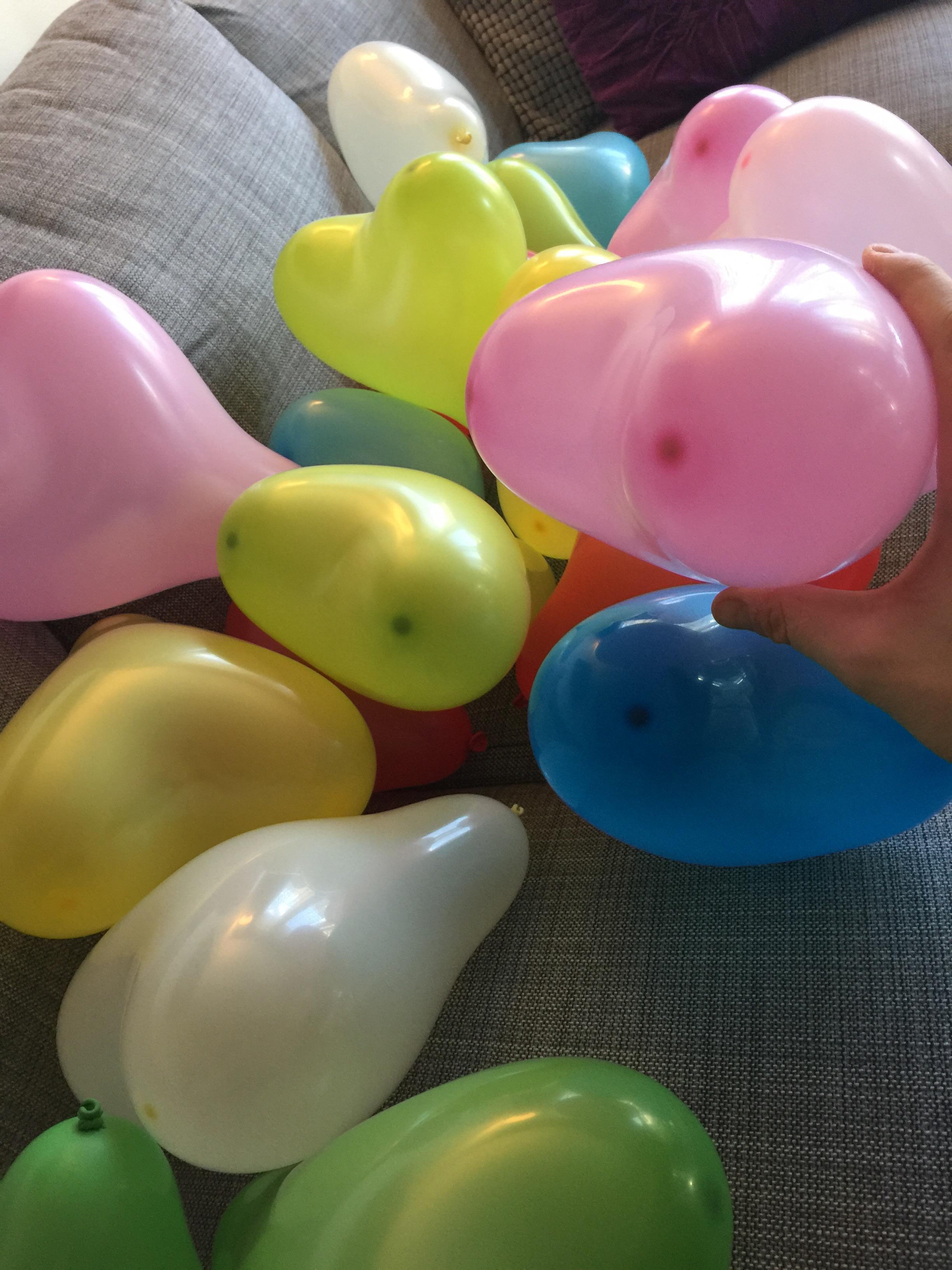 These heartshaped balloons... r/CrappyDesign