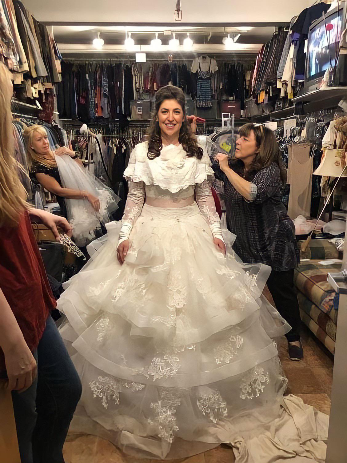 Amy in her wedding dress 😍😍 r/bigbangtheory