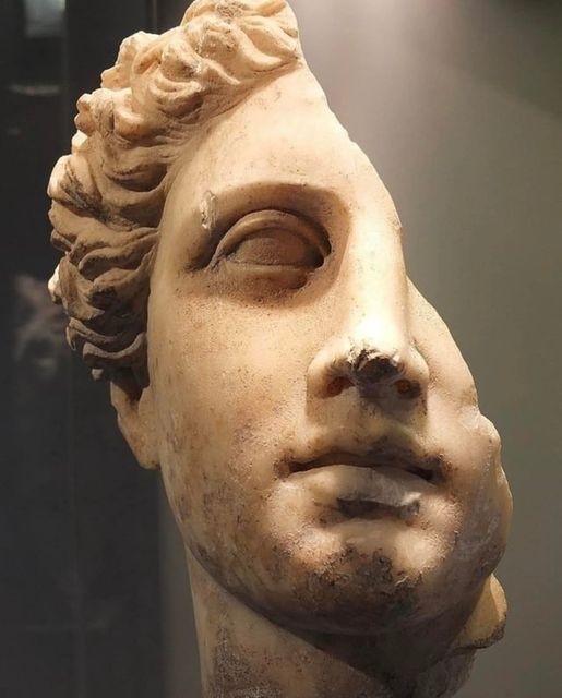 Do you know the name of this statue and where it is located ? r