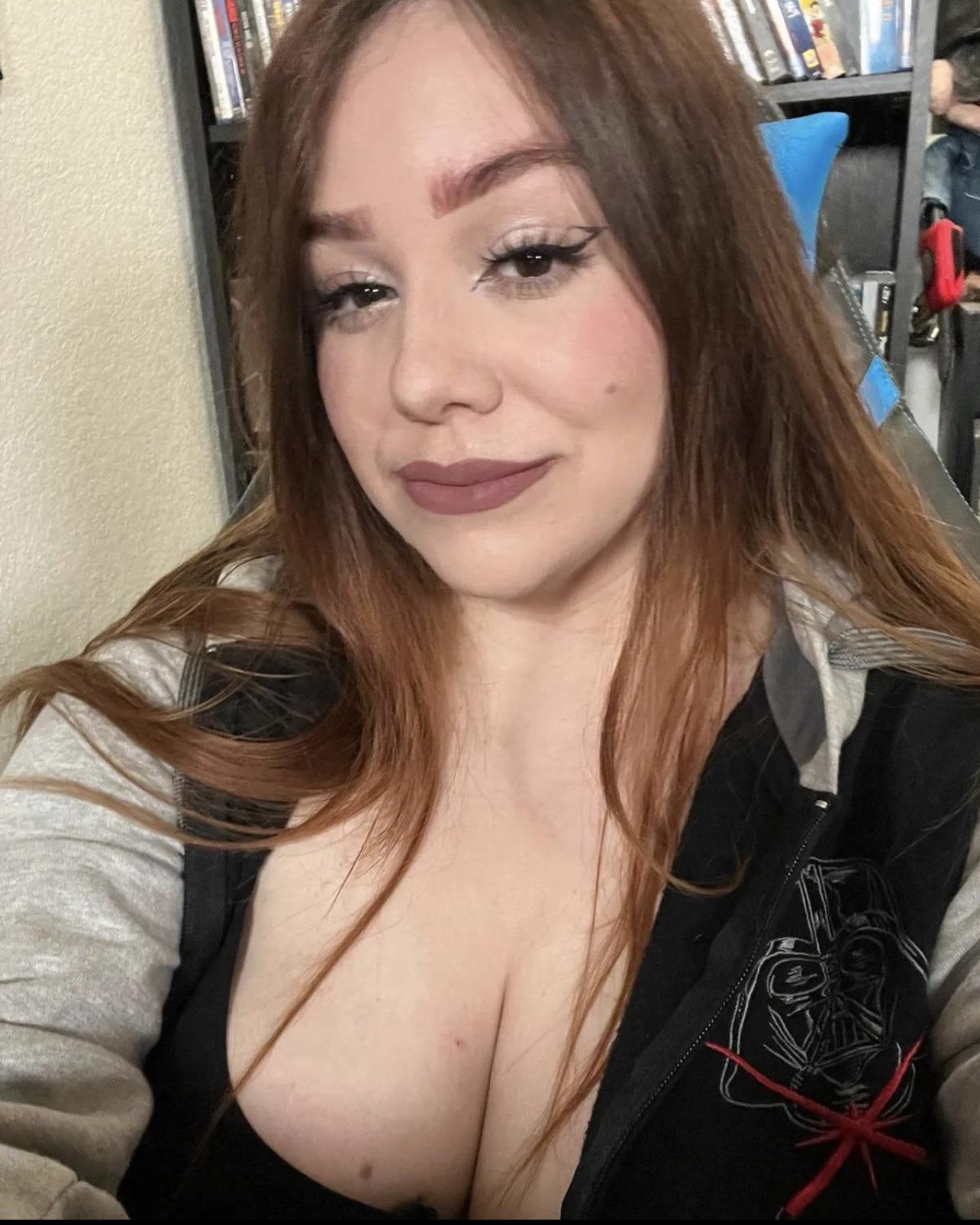 Vanessa from Late To The Parry : reactgirlsofYT