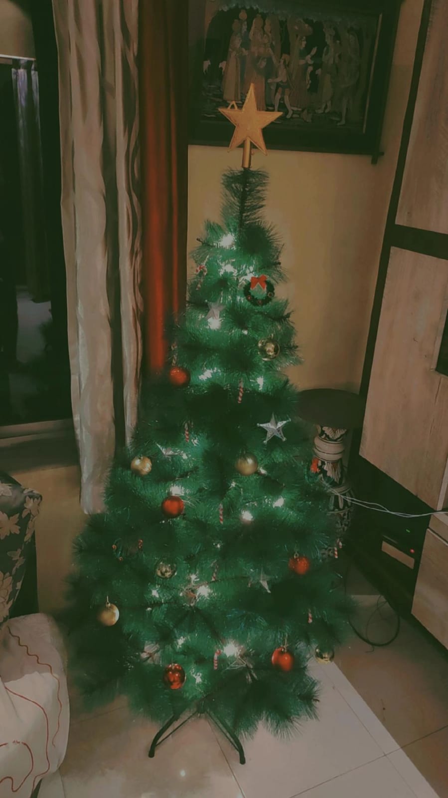 So this is the Christmas tree I decorated ・ popular.pics ・ Viewer for