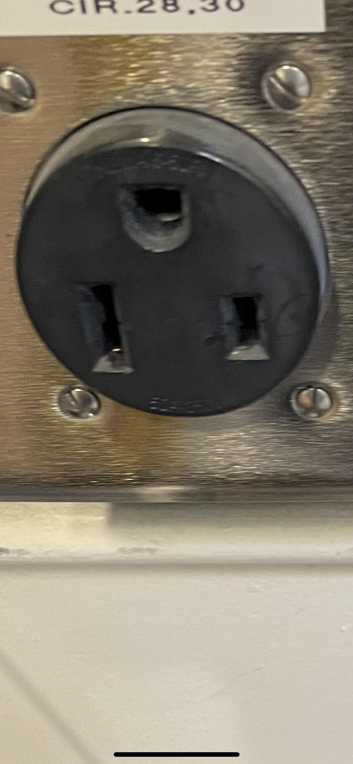 What is this outlet? How much amperage can I get? r/electricians