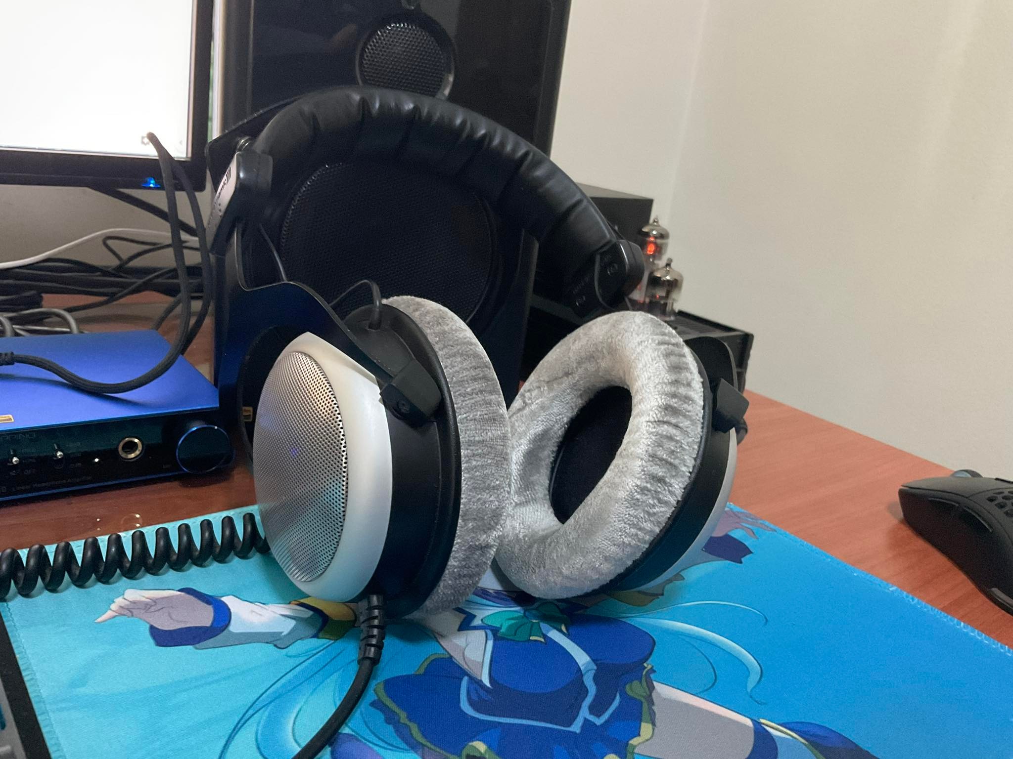 DT880 pro, a Vshaped headphone? r/headphones