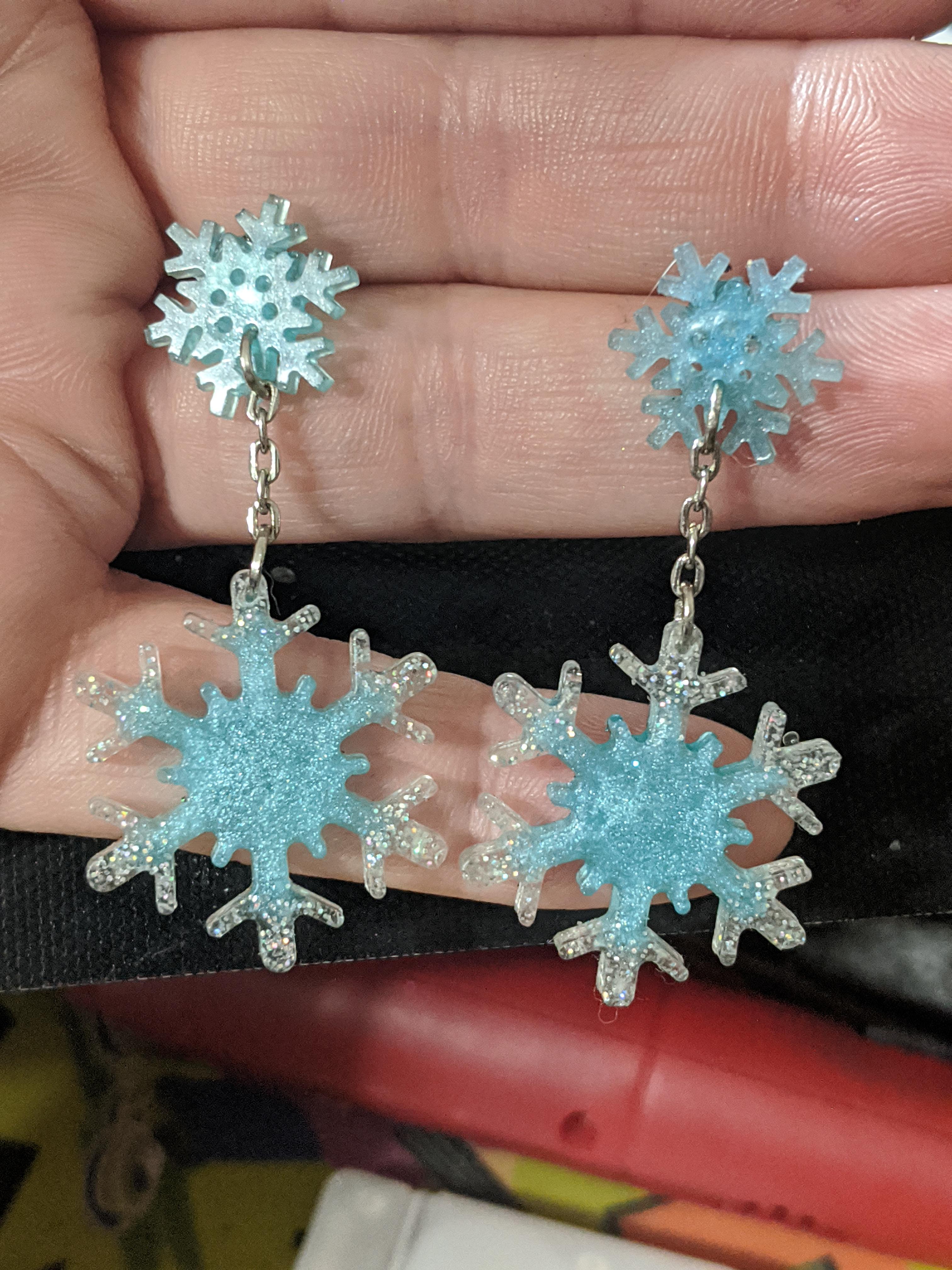 Resin snowflake earrings I made r/ResinCasting