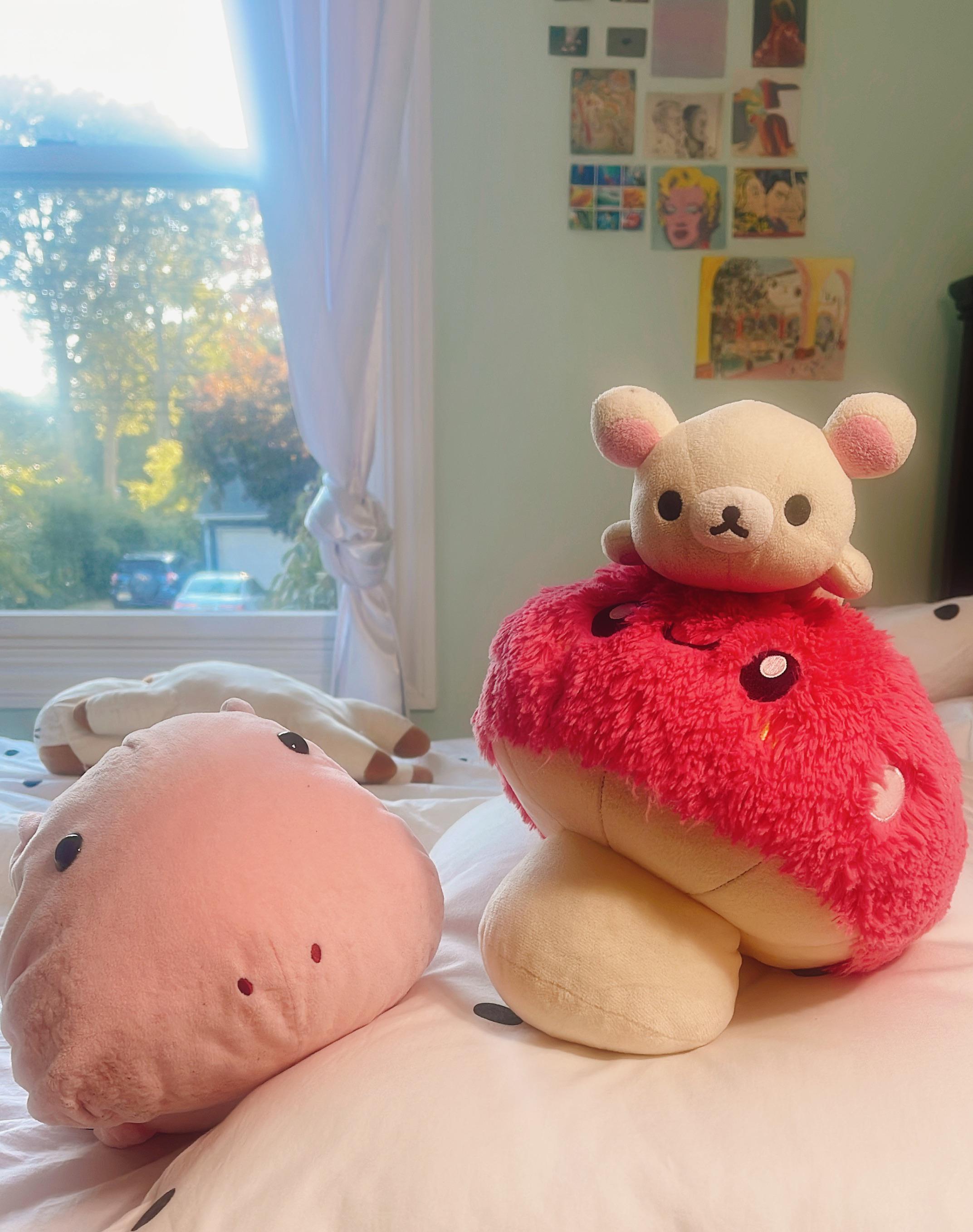 Korilakkuma on top of more friends r/rilakkuma