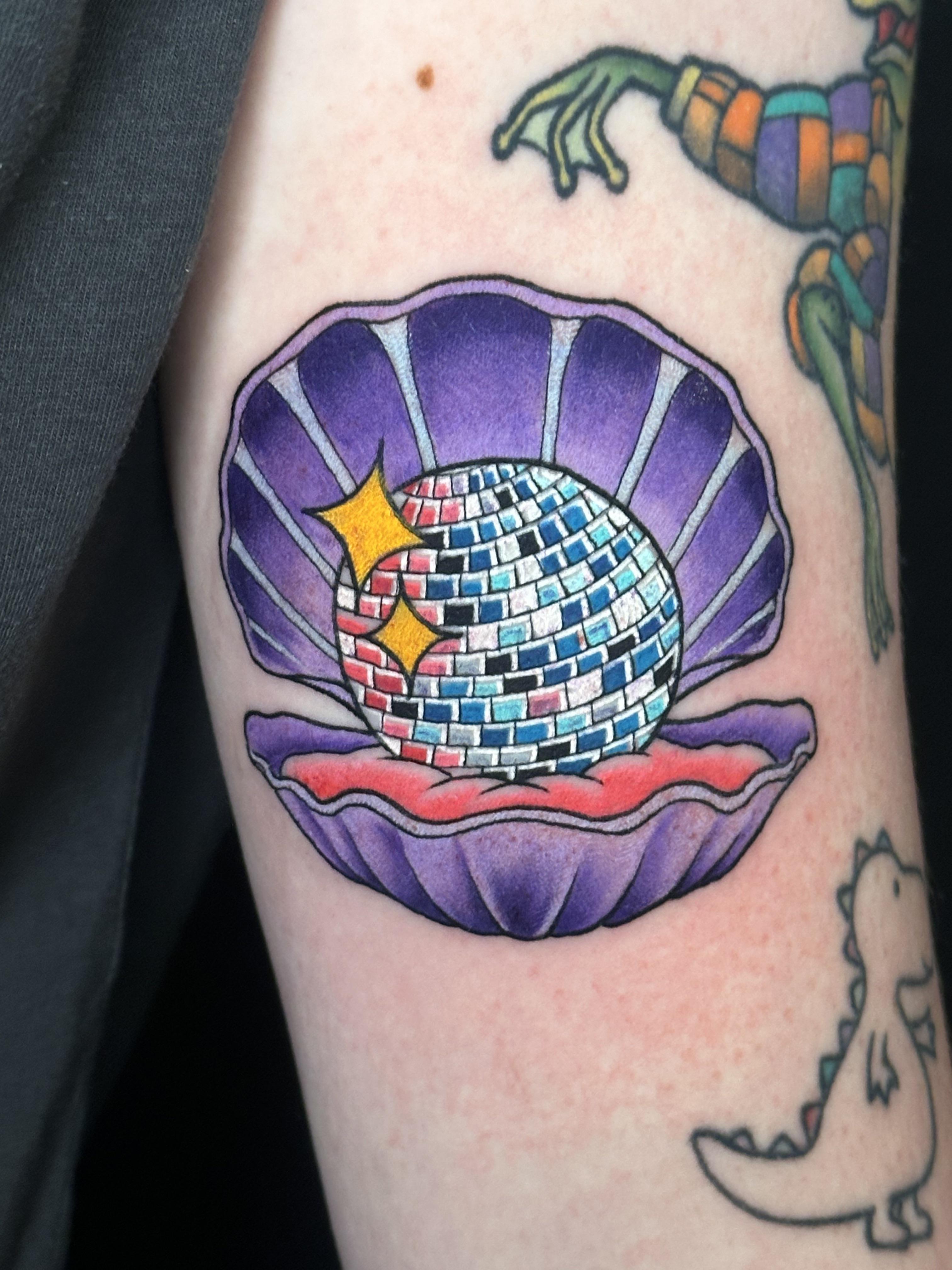 Disco clam done at bright side tattoo Copenhagen by kest234 r/tattoo