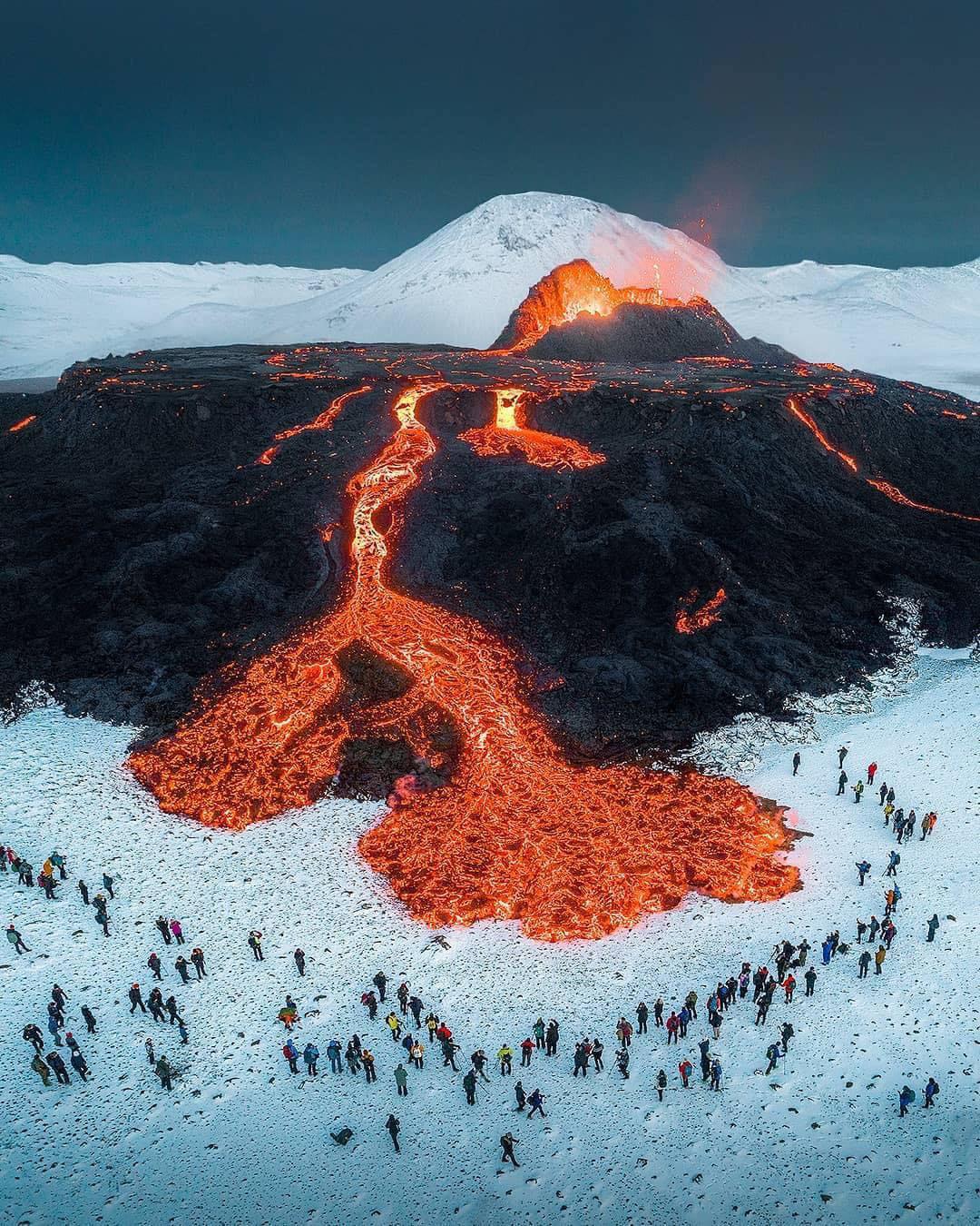 🔥 Iceland residents have the best backyard r/NatureIsFuckingLit