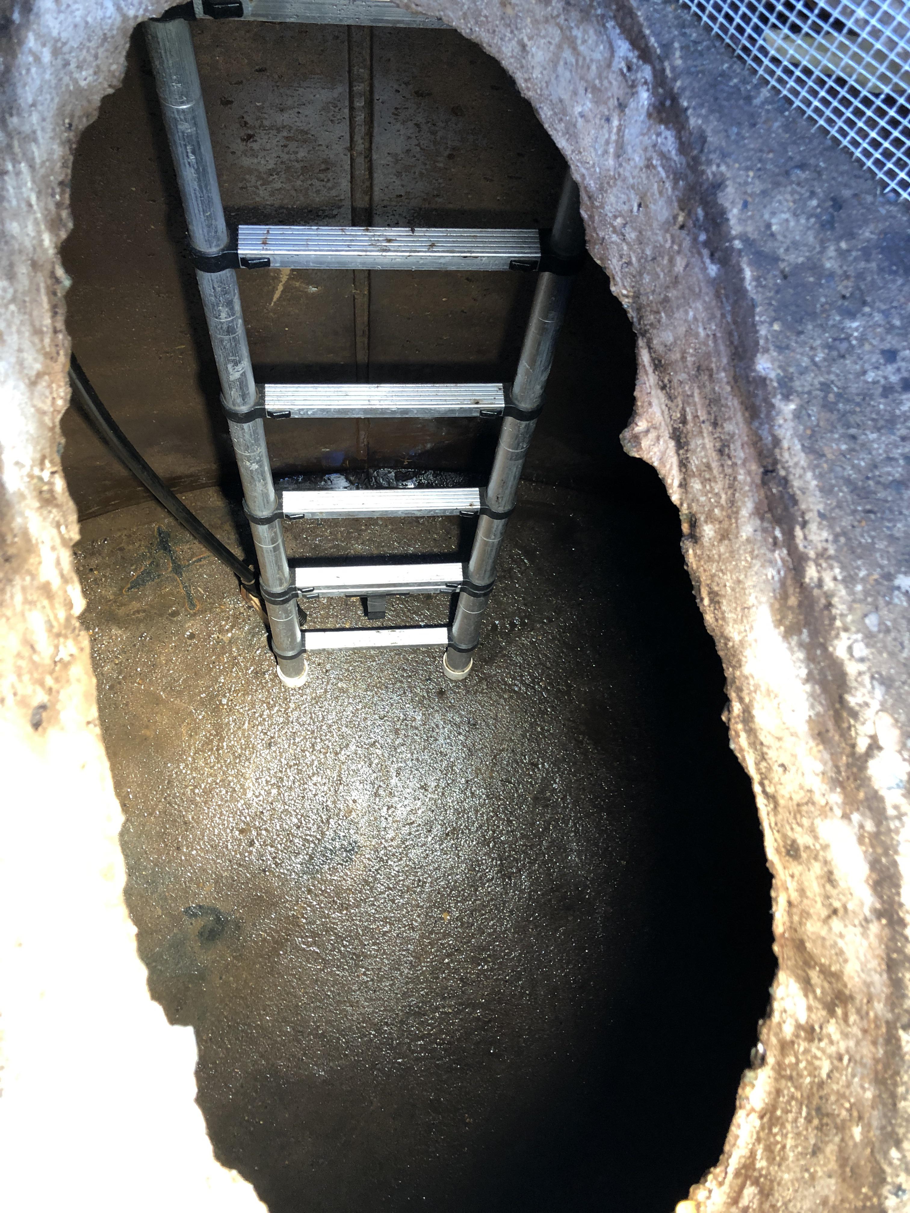 Cleaning my water tank, with a D18. r/flashlight