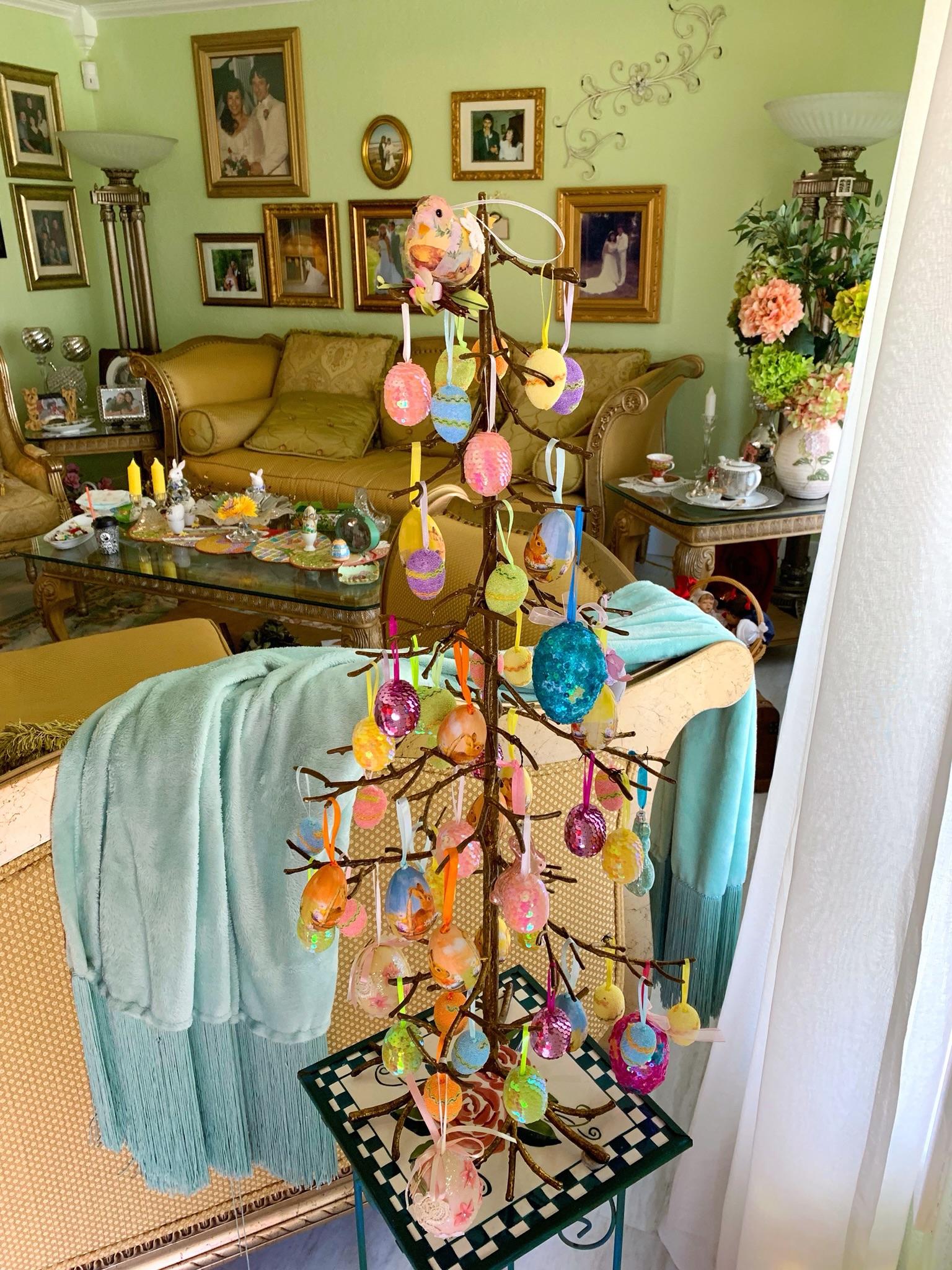 My Grandma always has the cutest decorations. Happy Easter! r