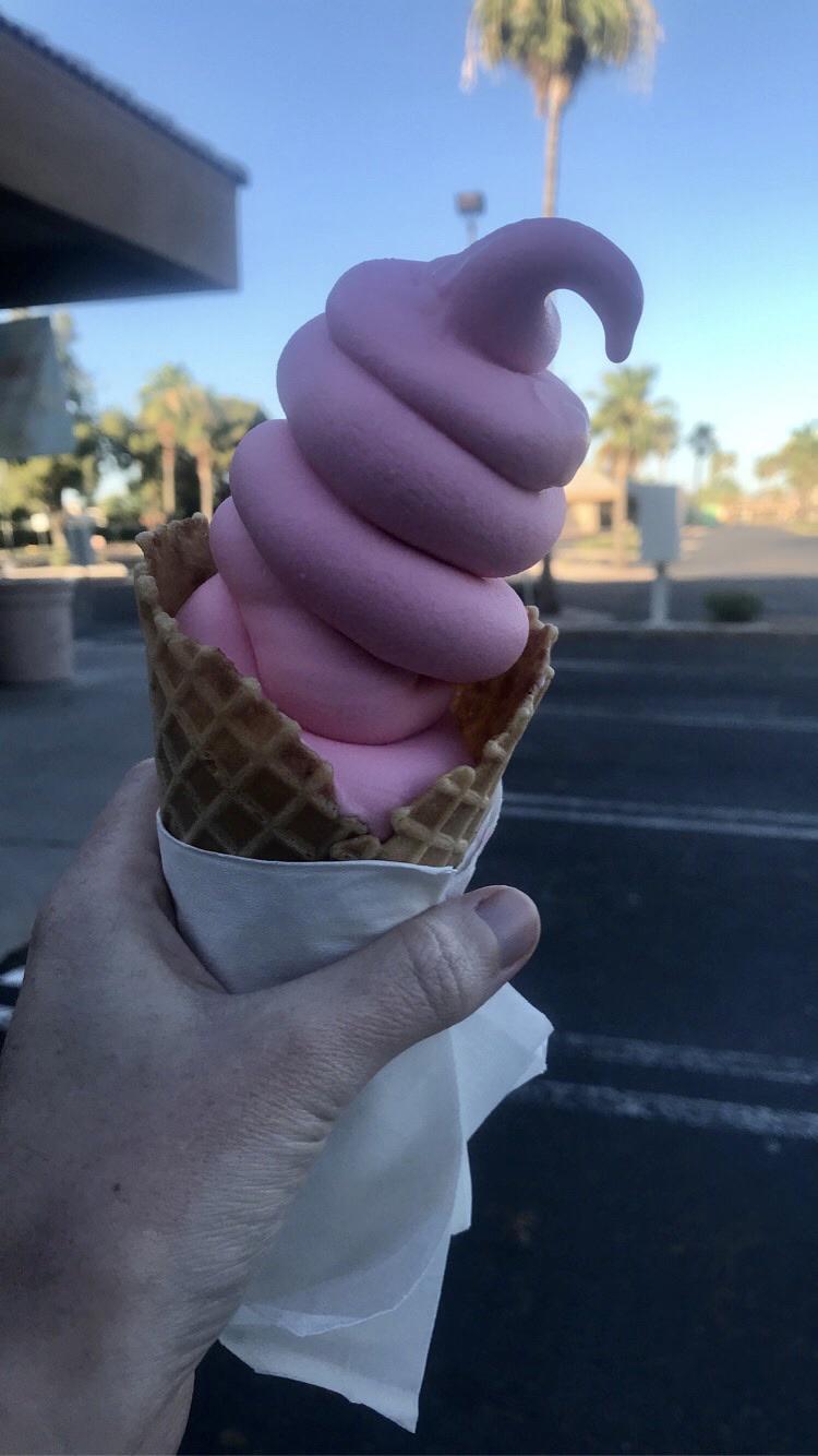 Cotton candy almond milk soft serve 😍 r/VeganFoodPorn