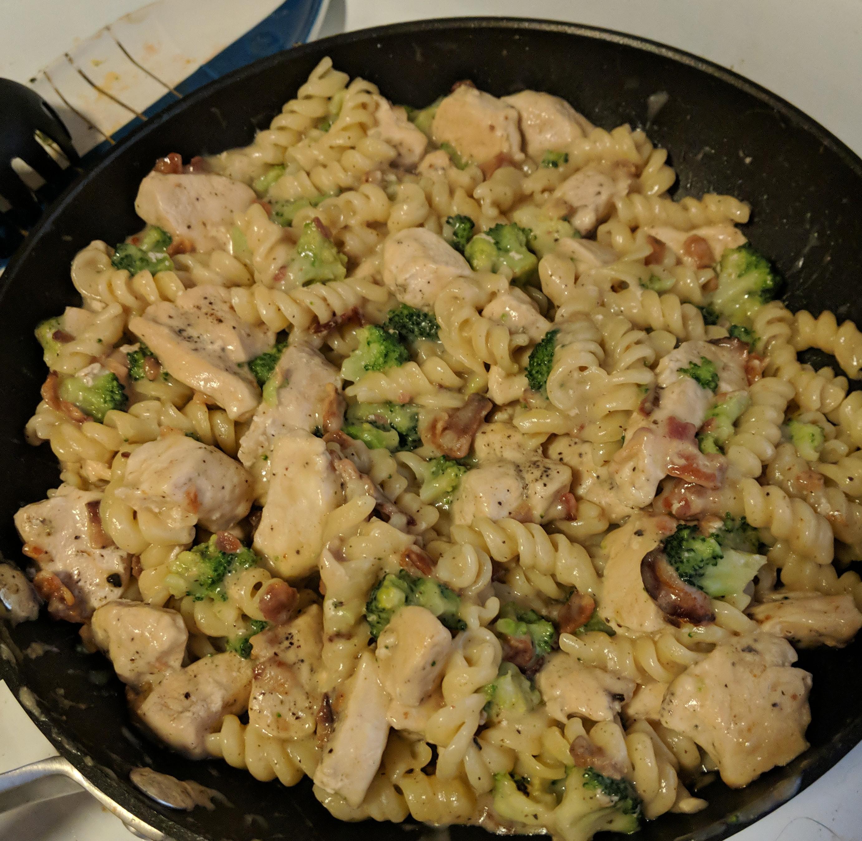 [Homemade] Bacon Broccoli Chicken Alfredo r/food