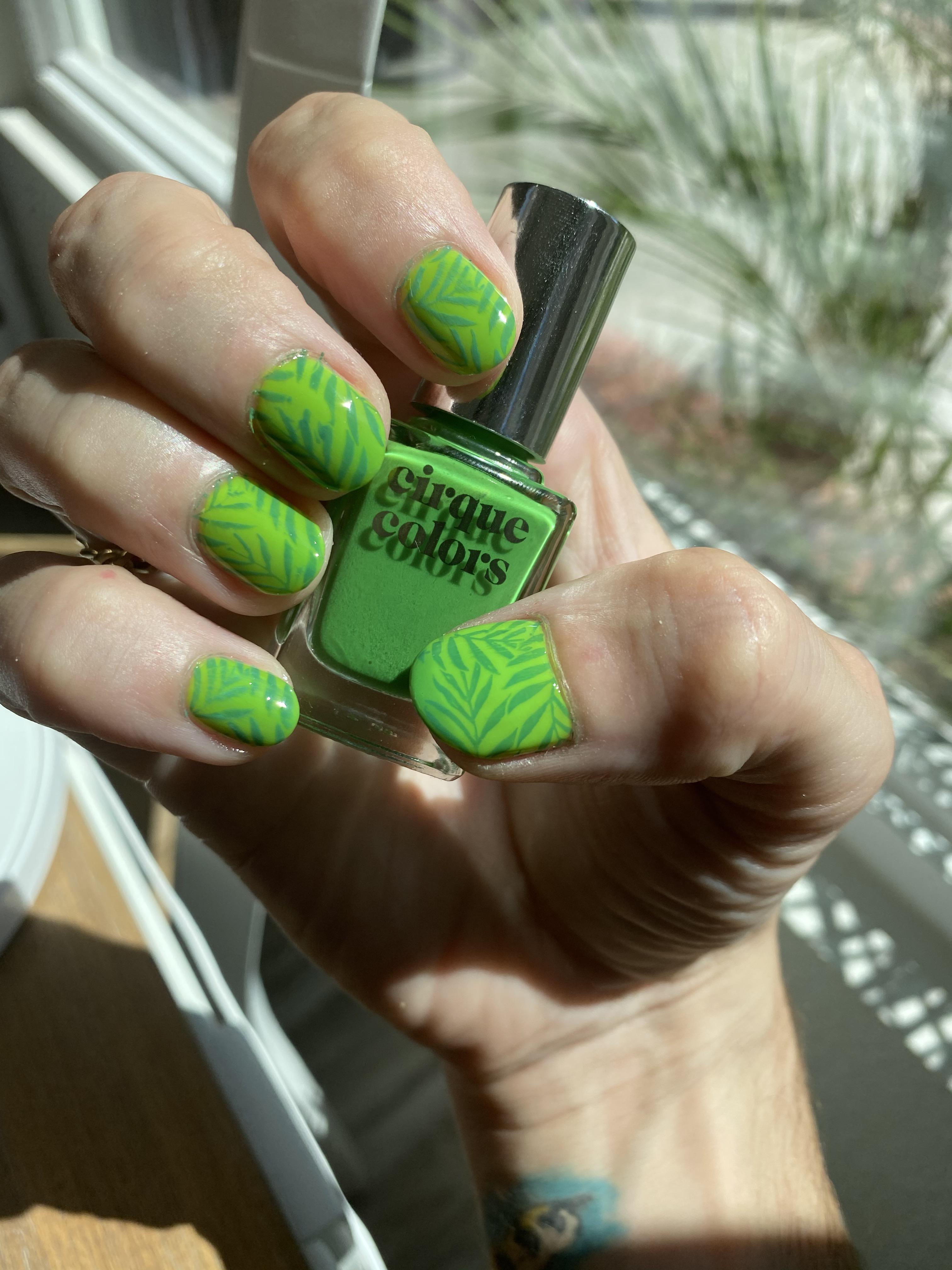 Digging this green thermal nail polish “evergreen” 🌿 🌱 r/malepolish