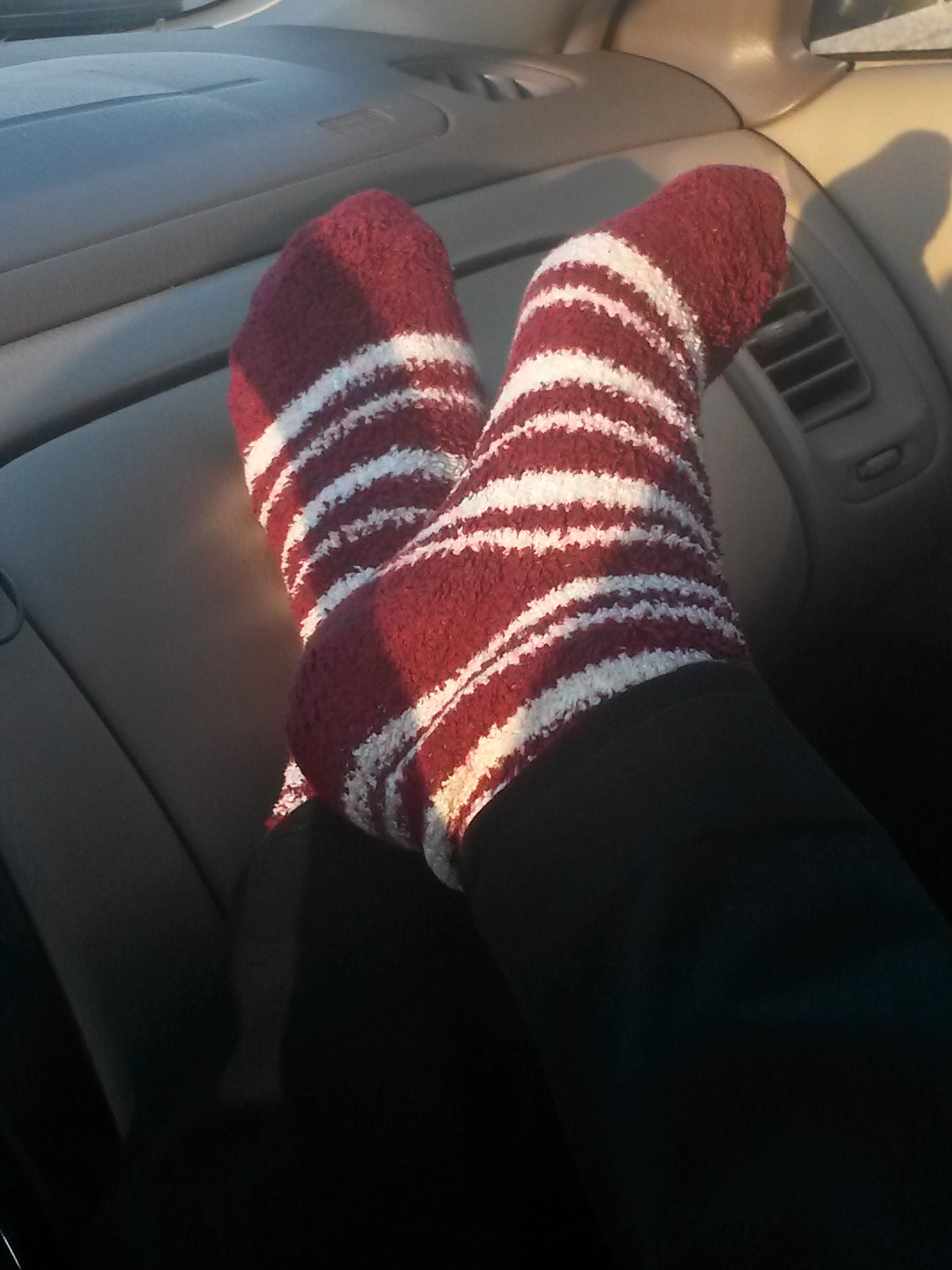 Anyone else like fuzzy socks? Comments DMs open ) r/FeetToesAndSocks