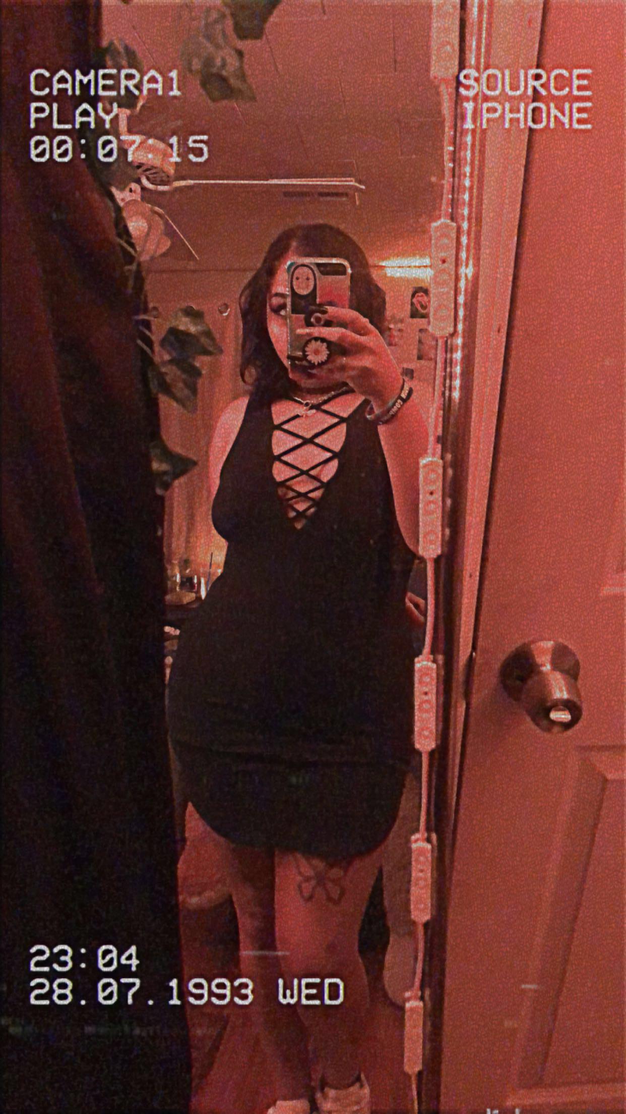 little black dress just walked into the room🖤 r/GothGirls