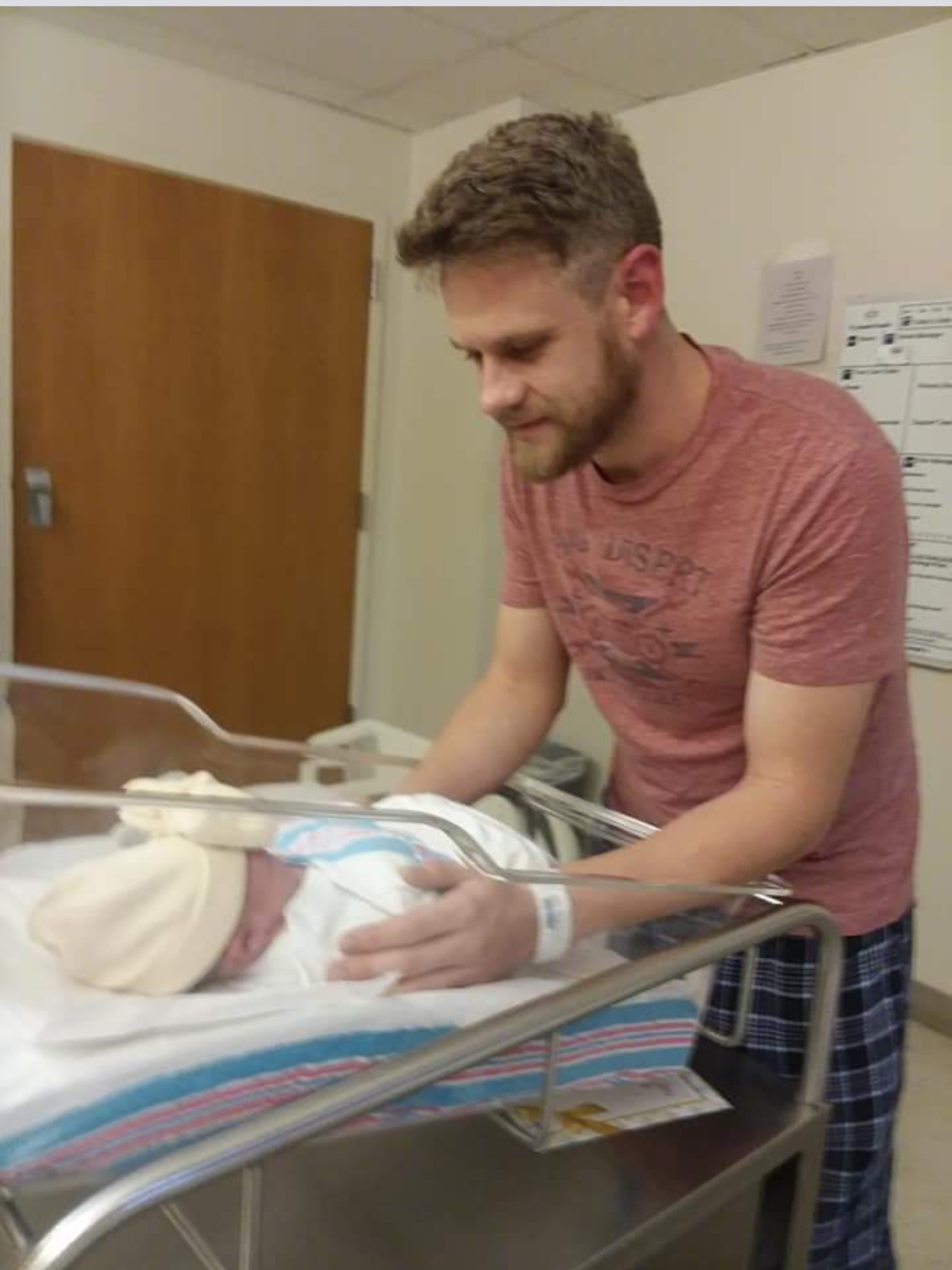 Reddit! Today i became a new Father. 8lbs 14oz at 239 am r/daddit